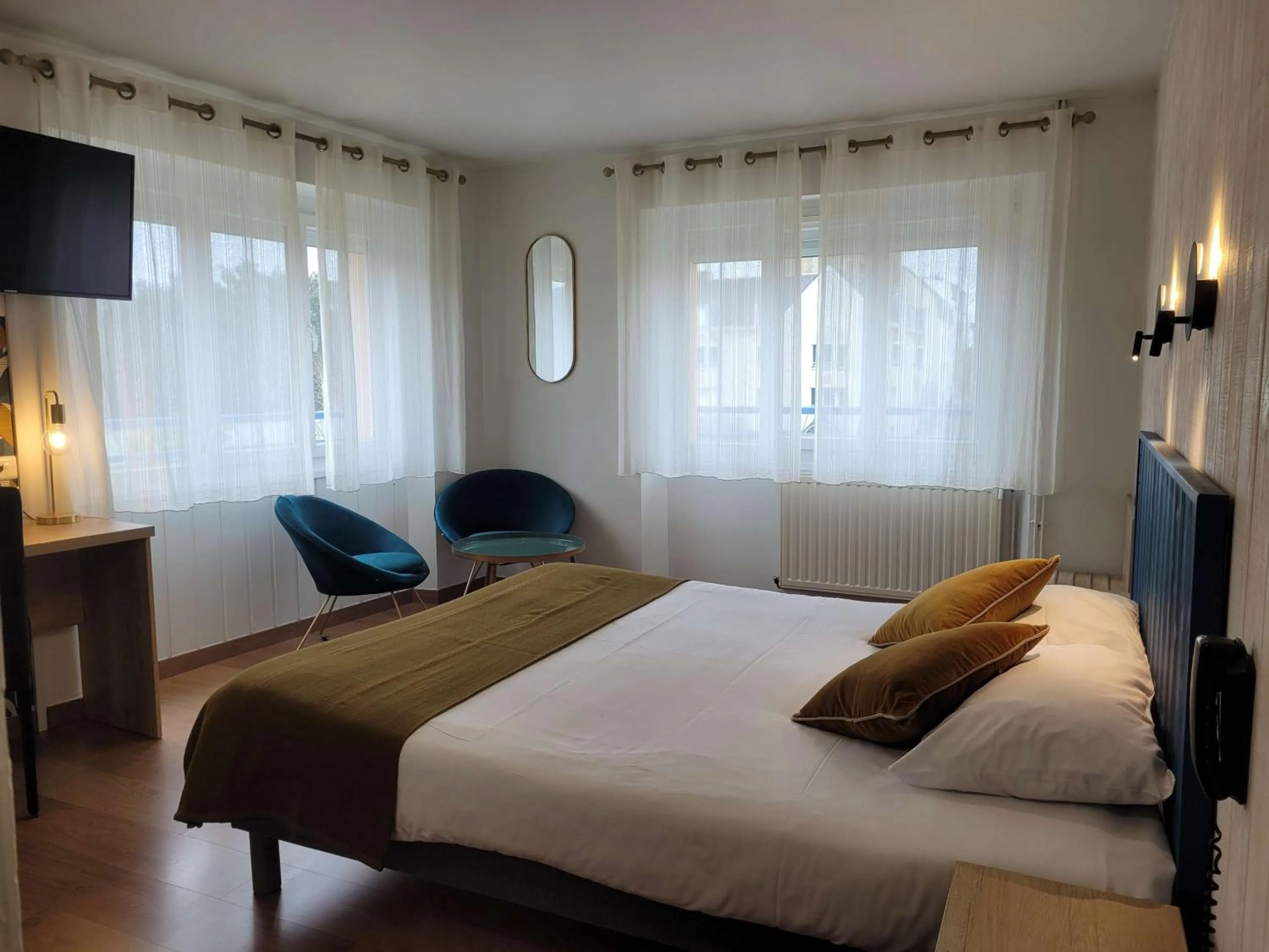 Bedroom, Bed in Brit Hotel des Halles