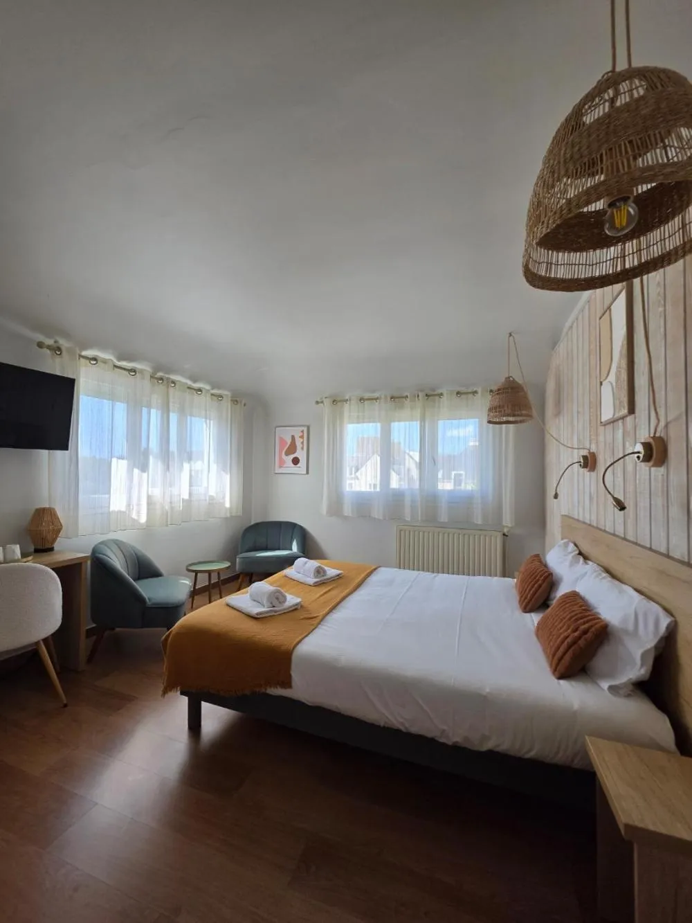 Coffee/tea facilities, Bed in Brit Hotel des Halles