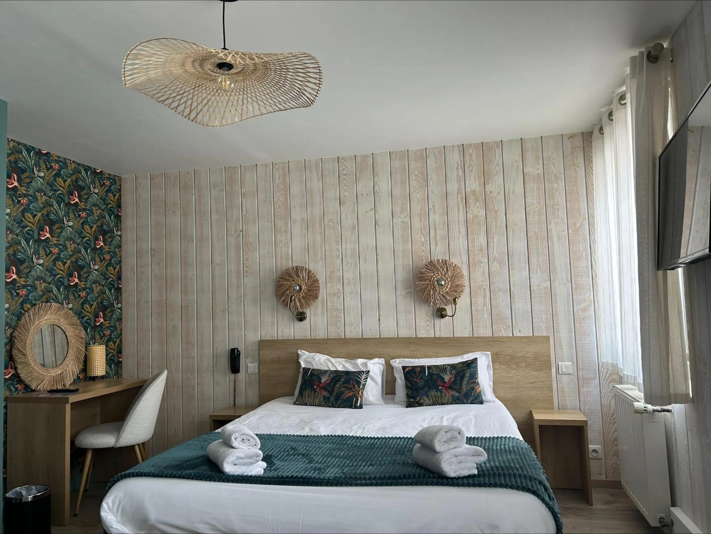 Photo of the whole room, Bed in Brit Hotel des Halles