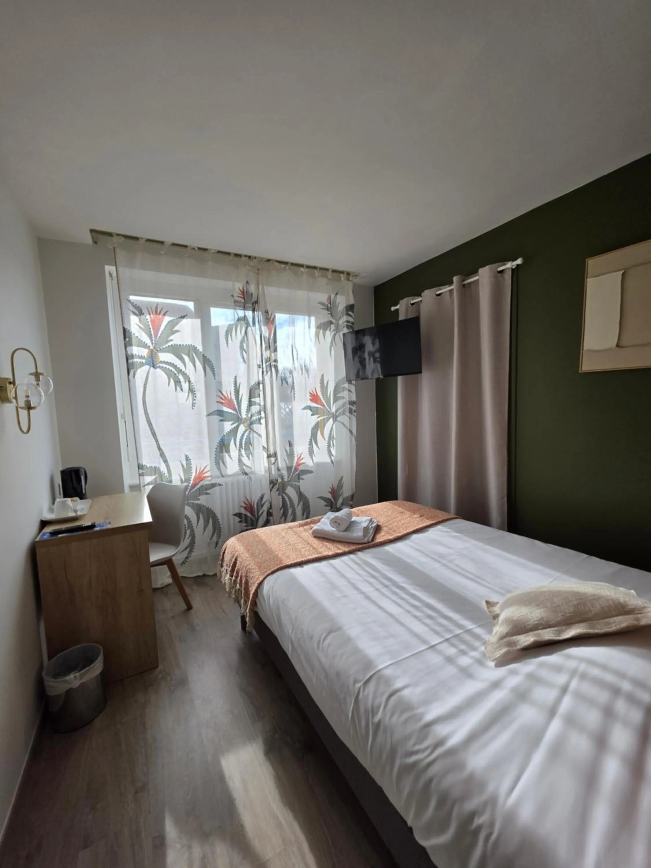 Photo of the whole room, Bed in Brit Hotel des Halles