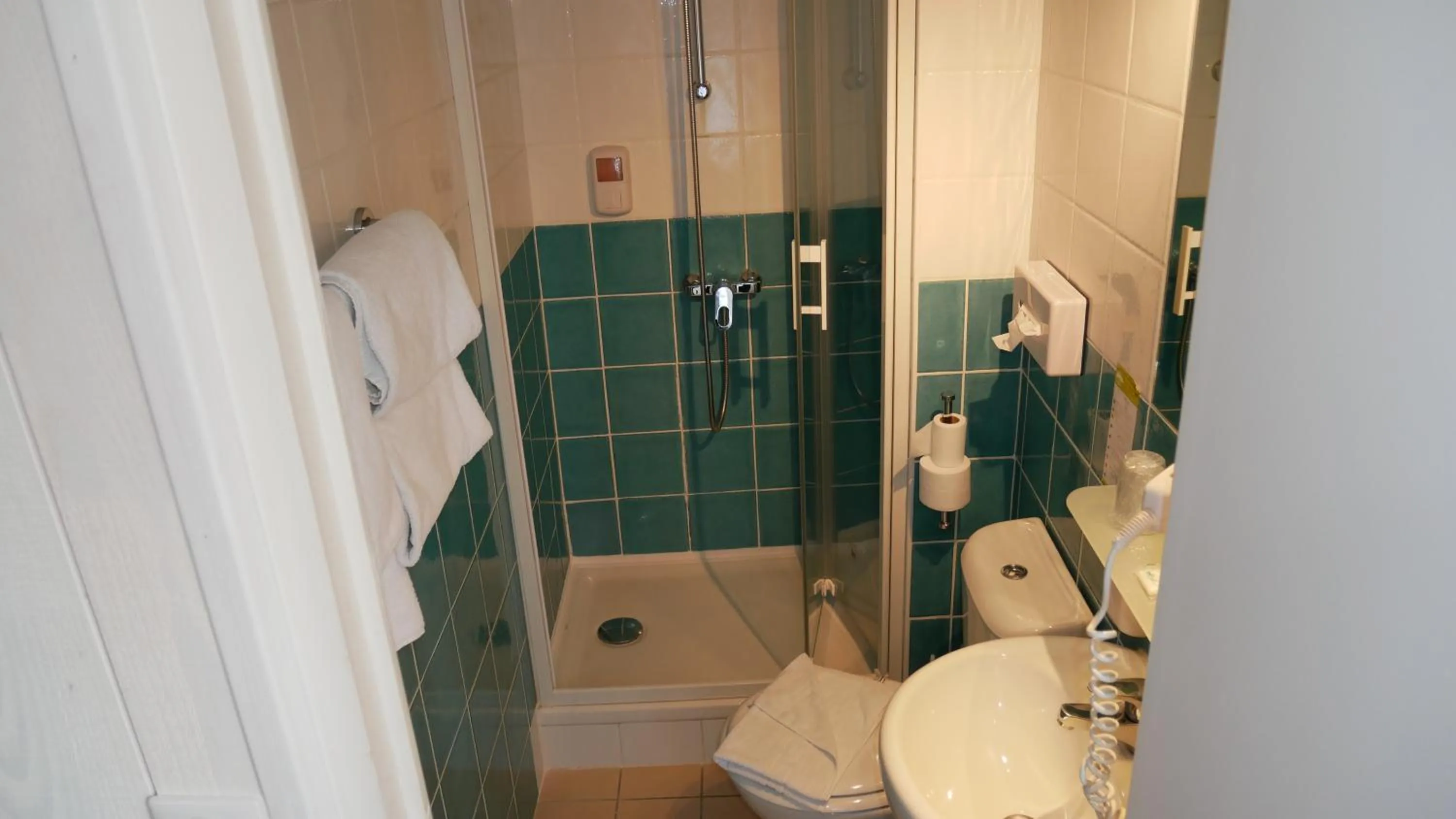 Bathroom in Brit Hotel des Halles