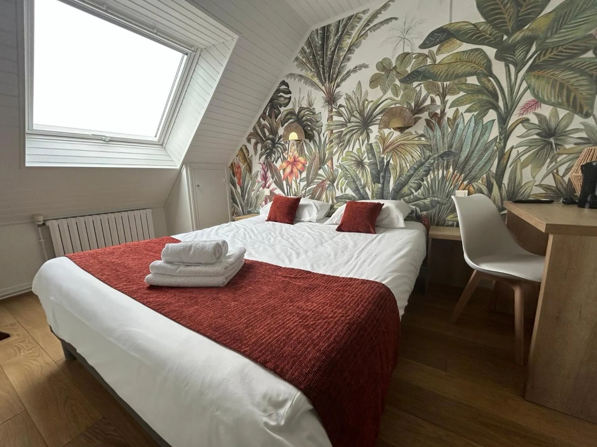 Bedroom, Bed in Brit Hotel des Halles