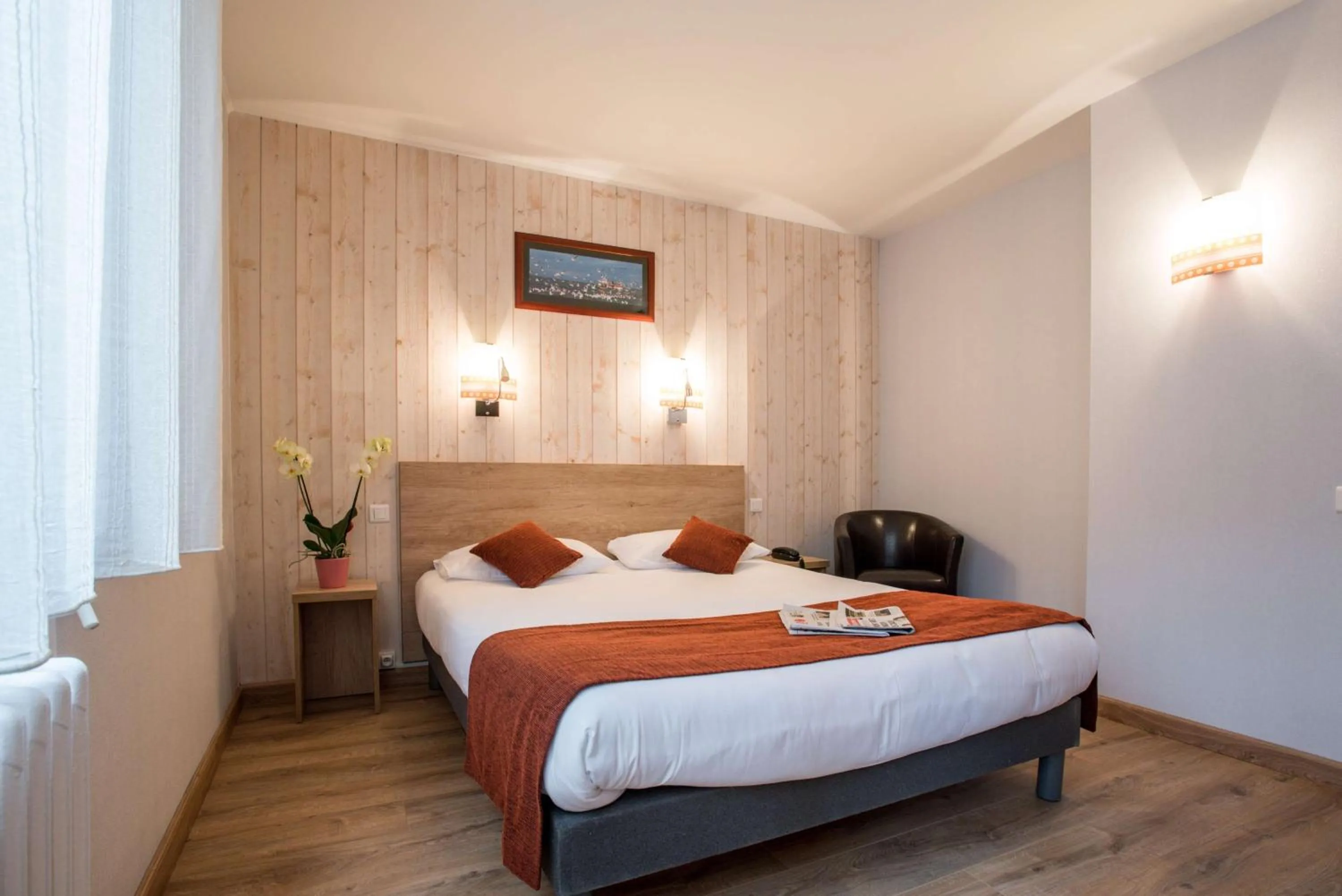 Bedroom, Bed in Brit Hotel des Halles