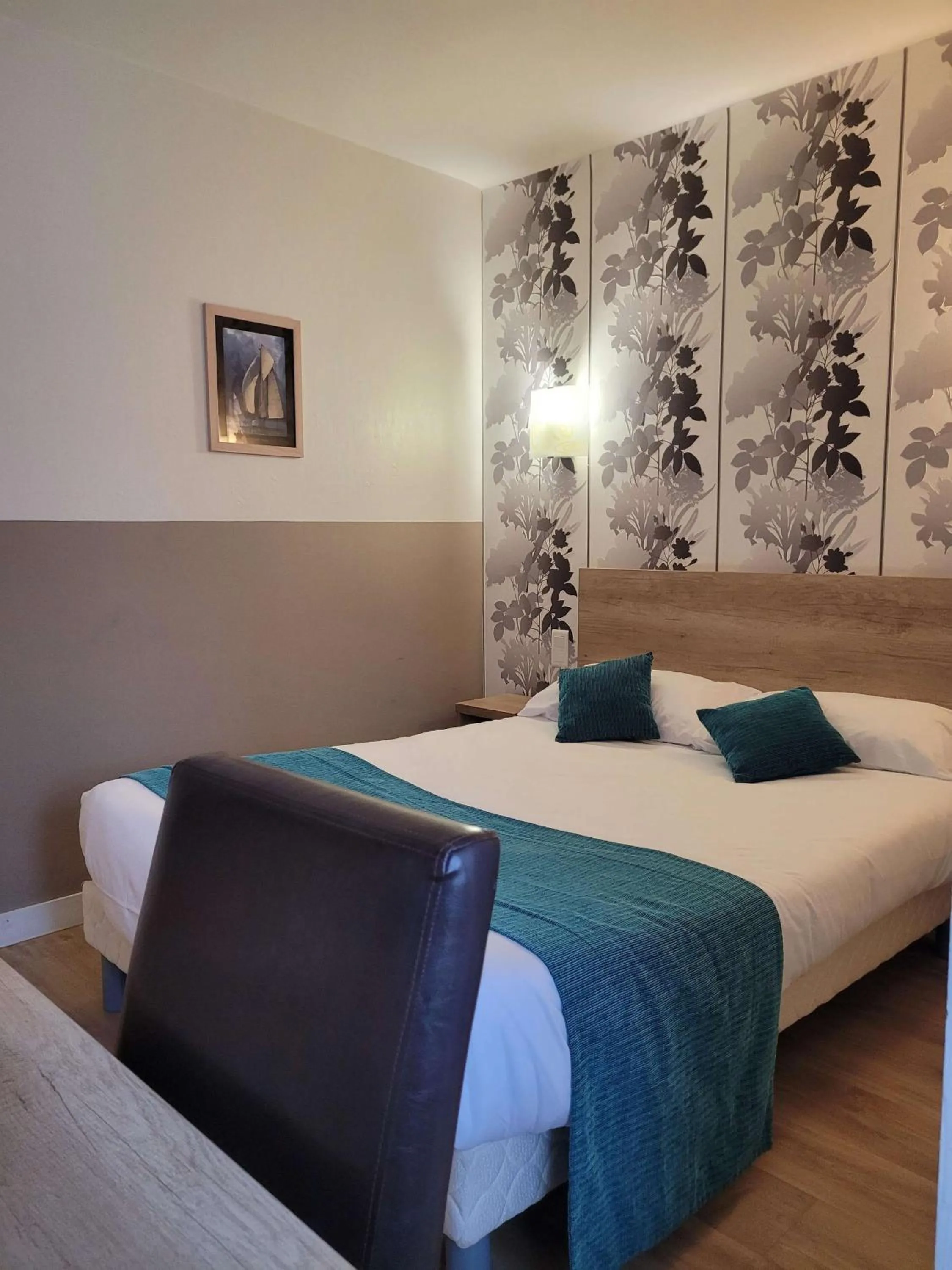 Bedroom, Bed in Brit Hotel des Halles