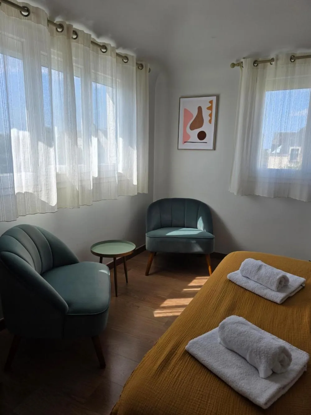 Photo of the whole room, Bed in Brit Hotel des Halles