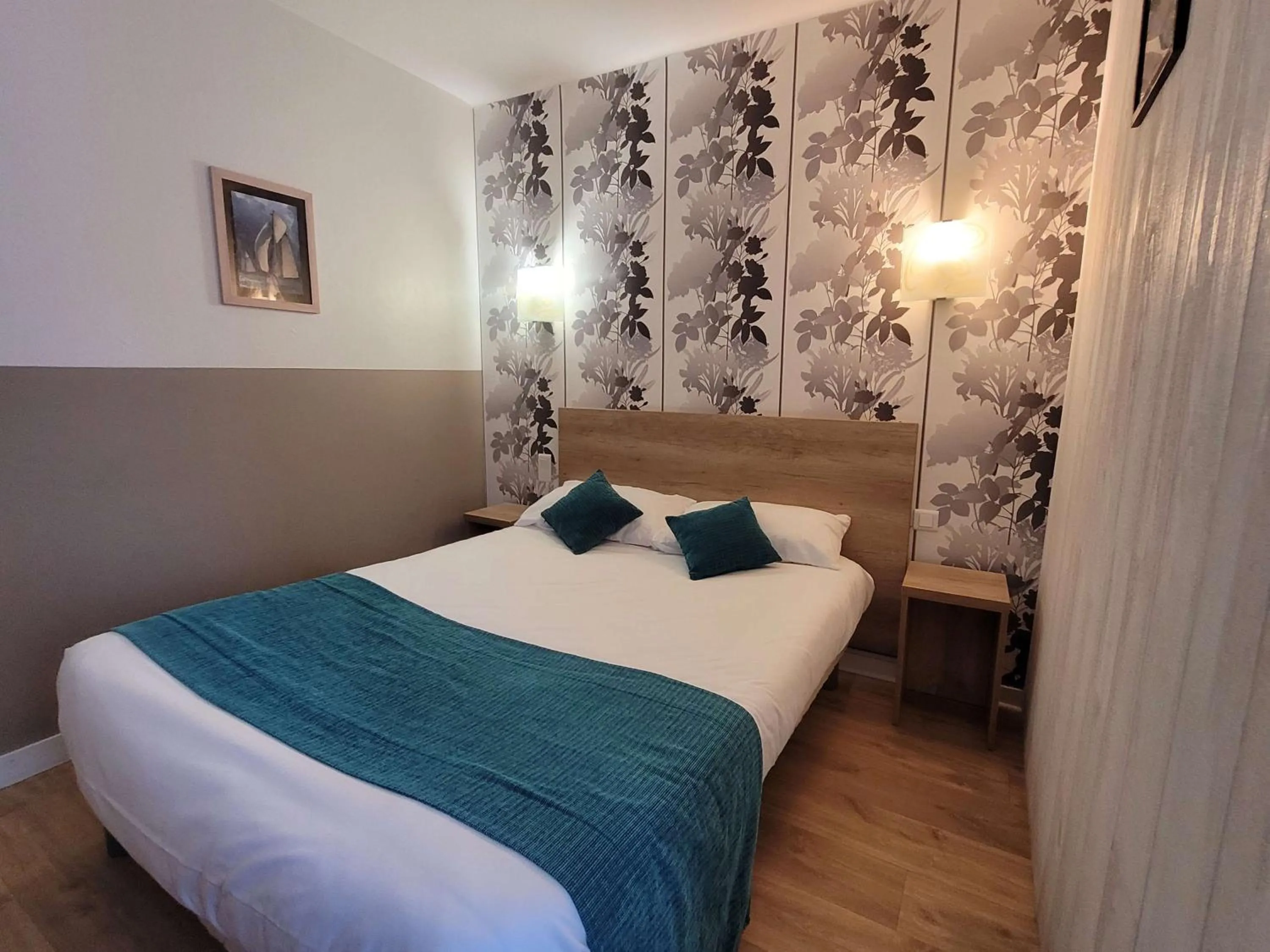 Bedroom, Bed in Brit Hotel des Halles