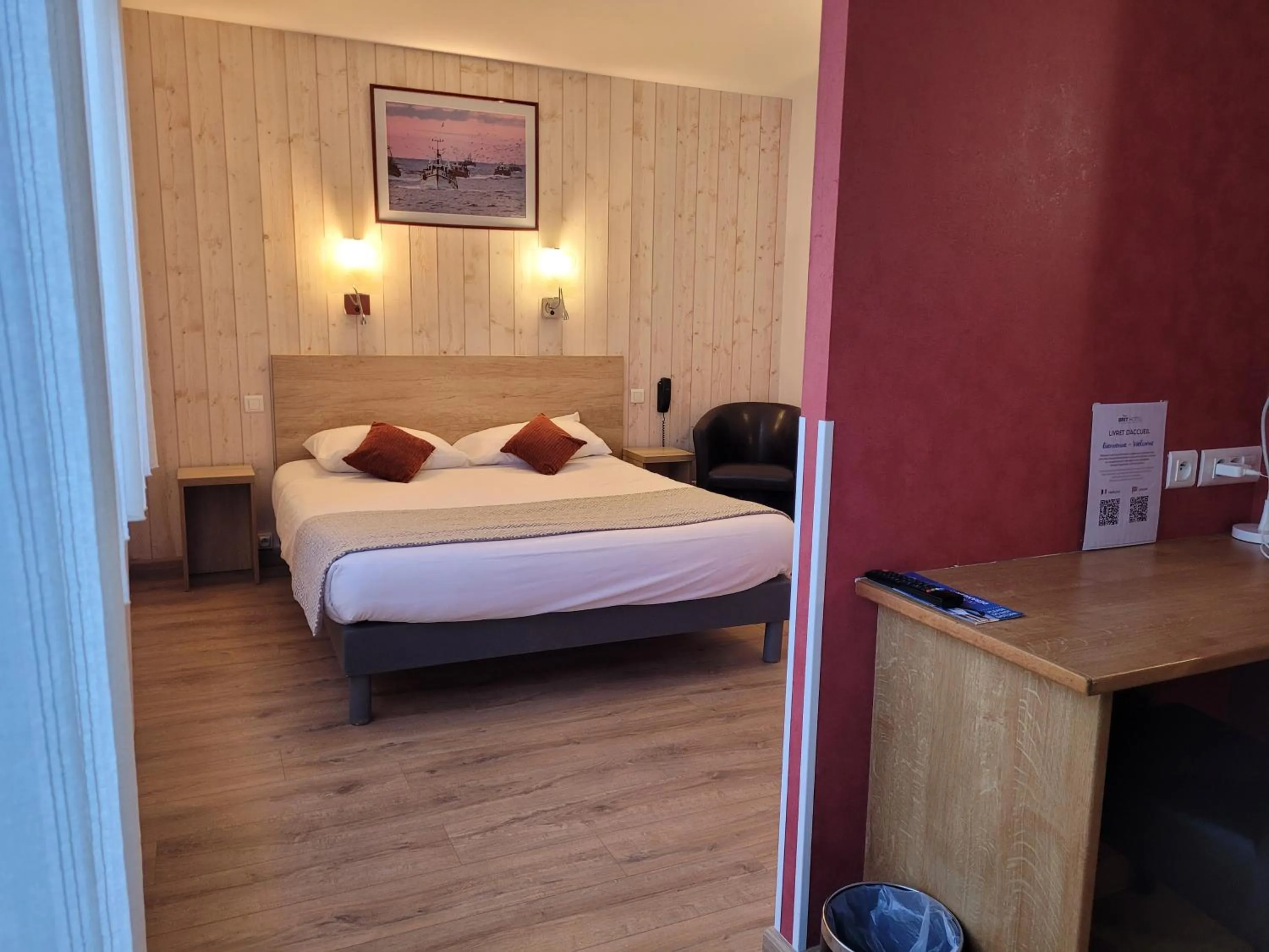 TV and multimedia, Bed in Brit Hotel des Halles