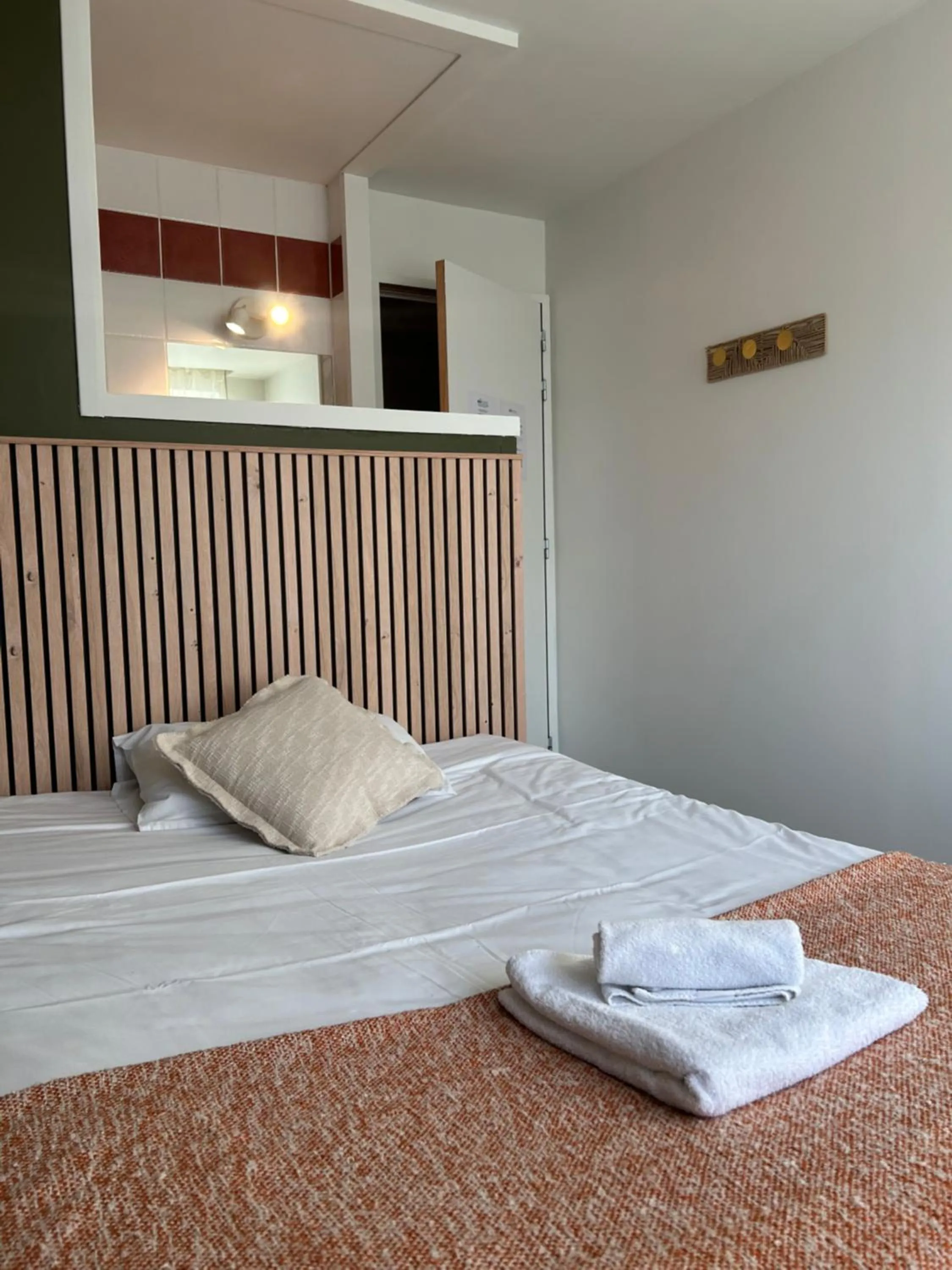 Bedroom, Bed in Brit Hotel des Halles