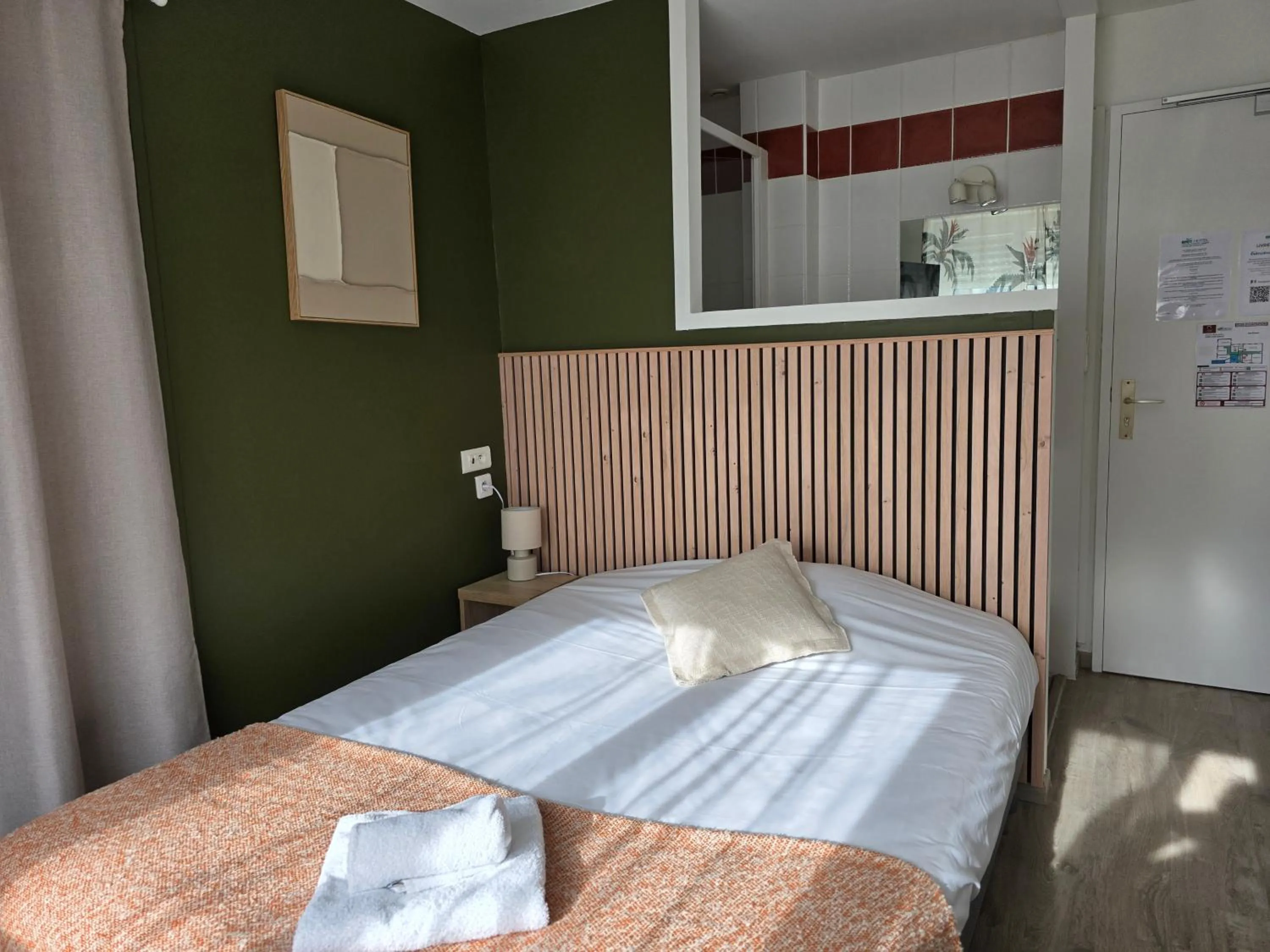 Photo of the whole room, Bed in Brit Hotel des Halles