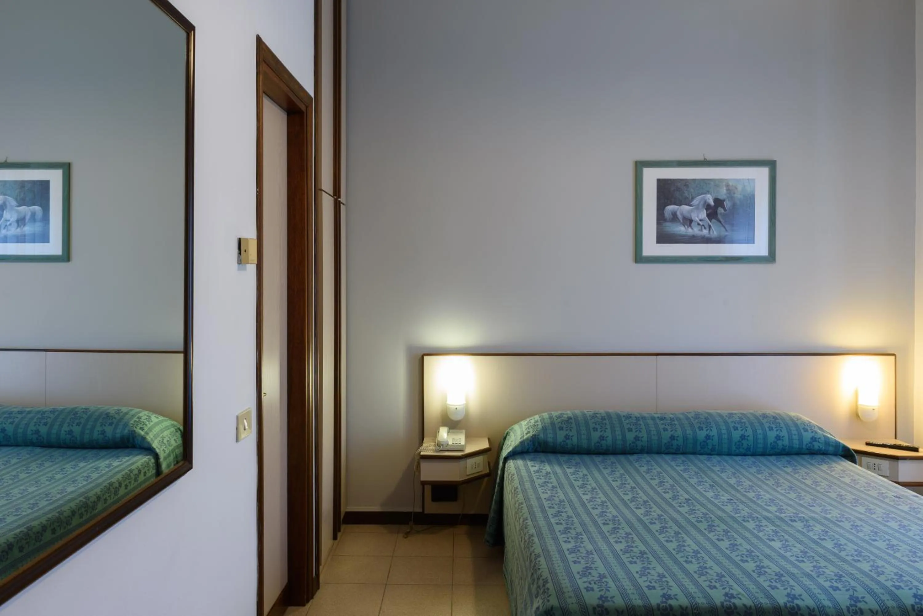 Bedroom, Bed in Hotel Italie et Suisse
