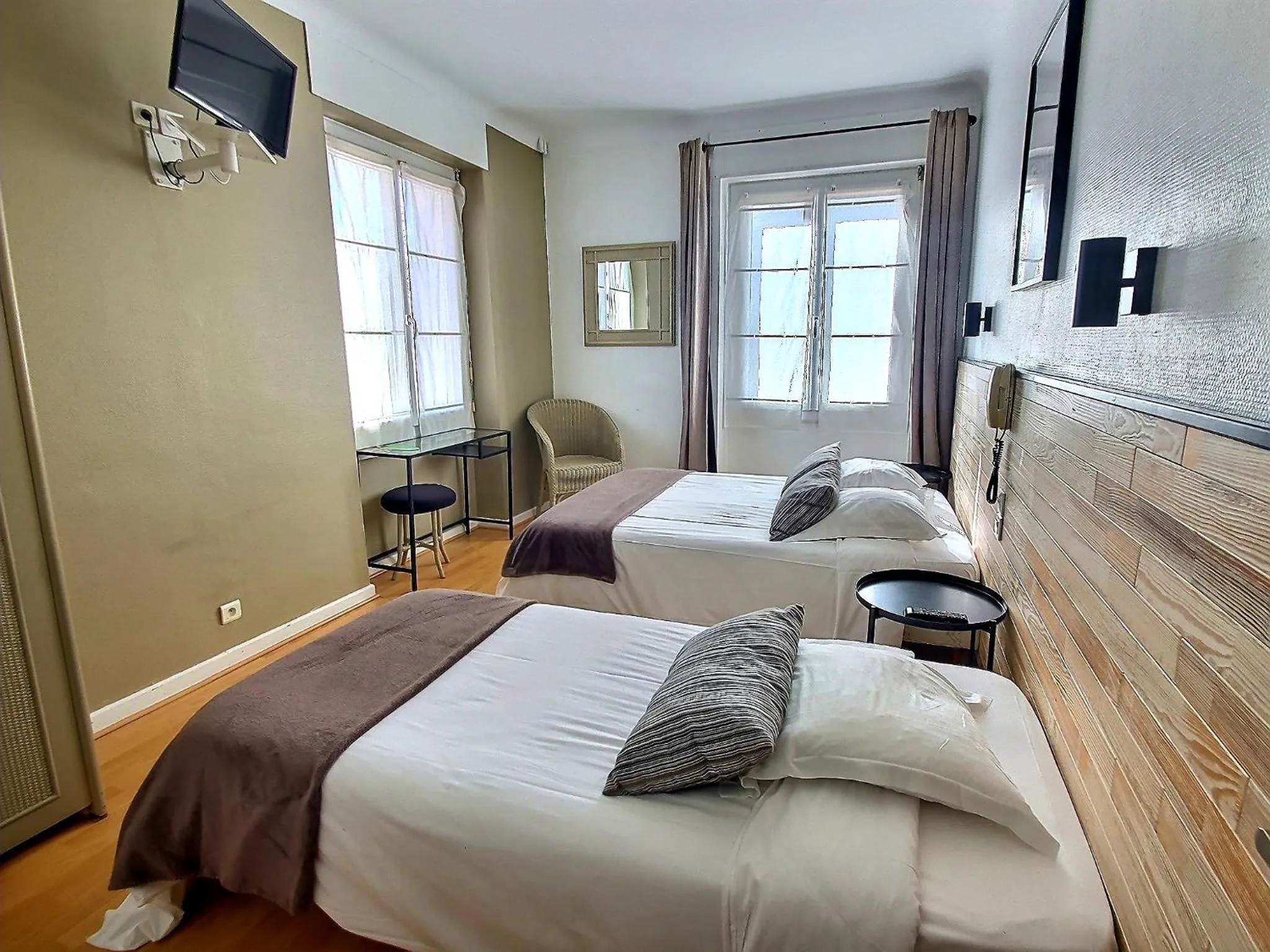 Bed in Atlantis Hôtel