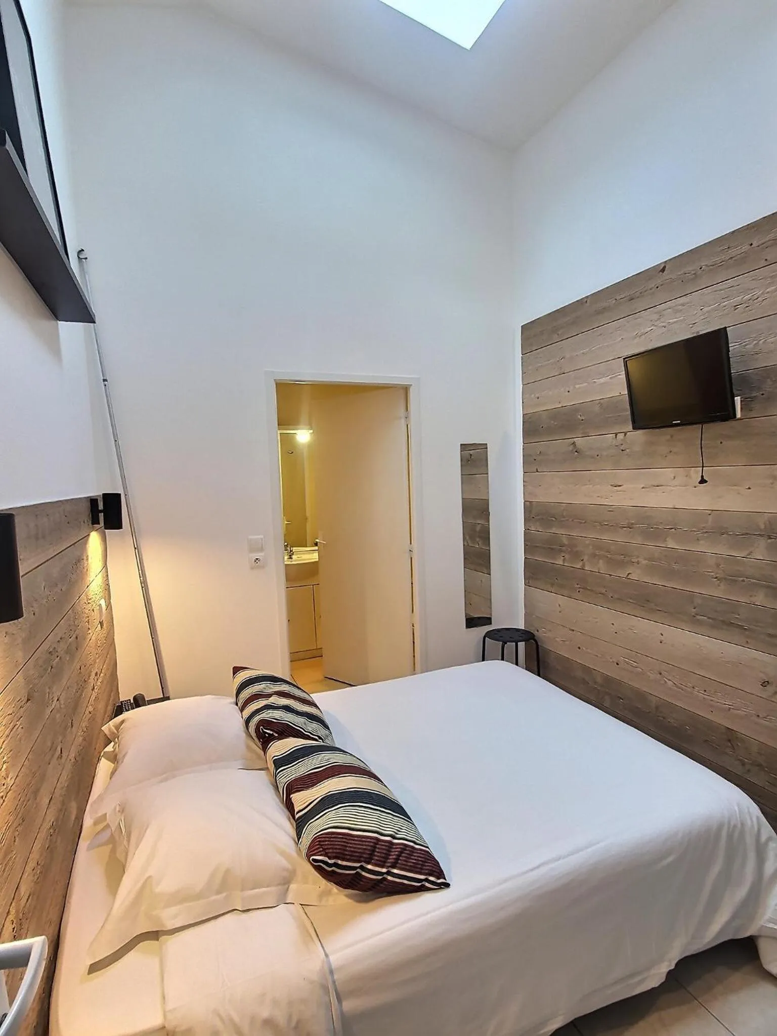 Bed in Atlantis Hôtel