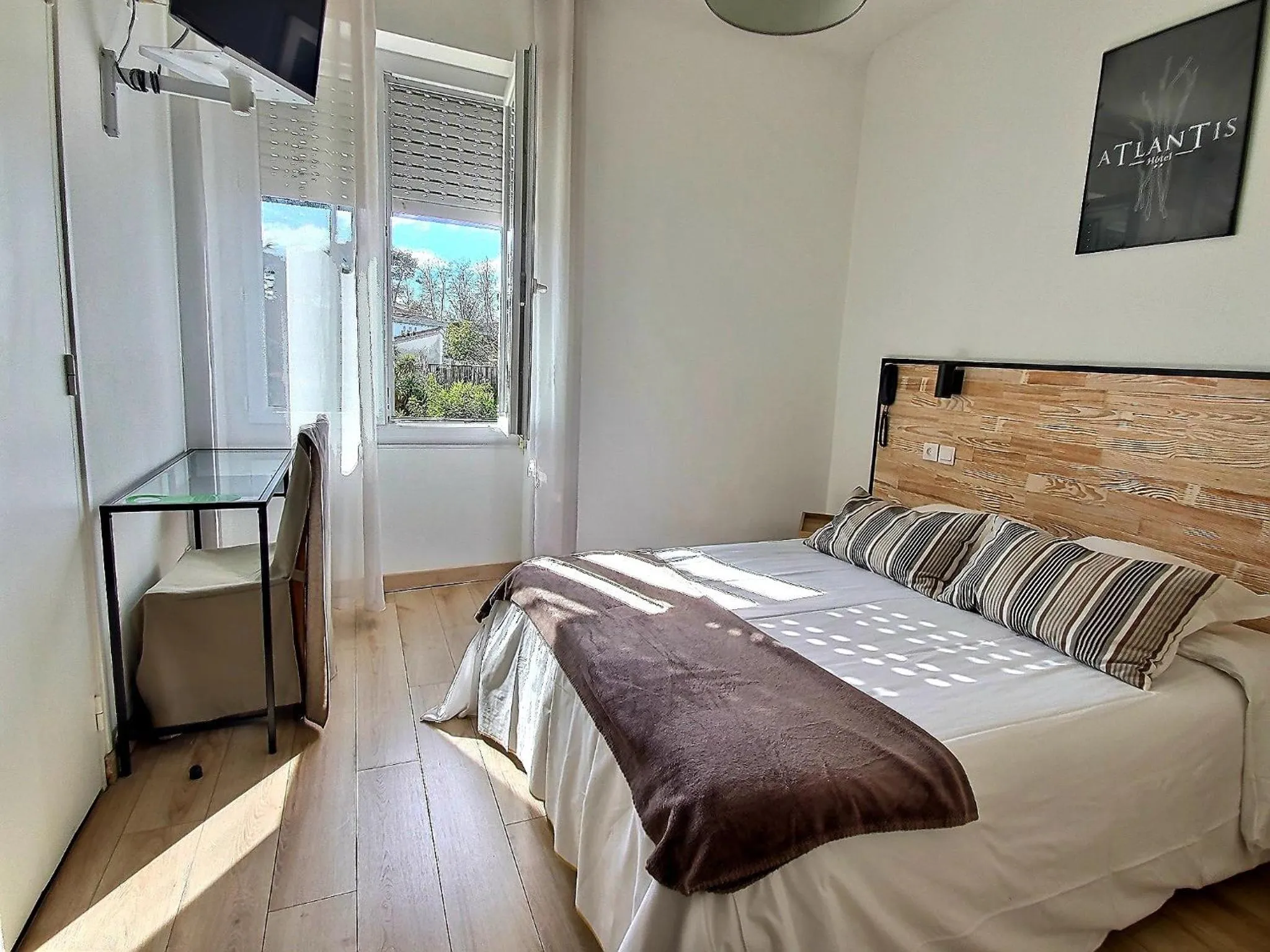Bed in Atlantis Hôtel