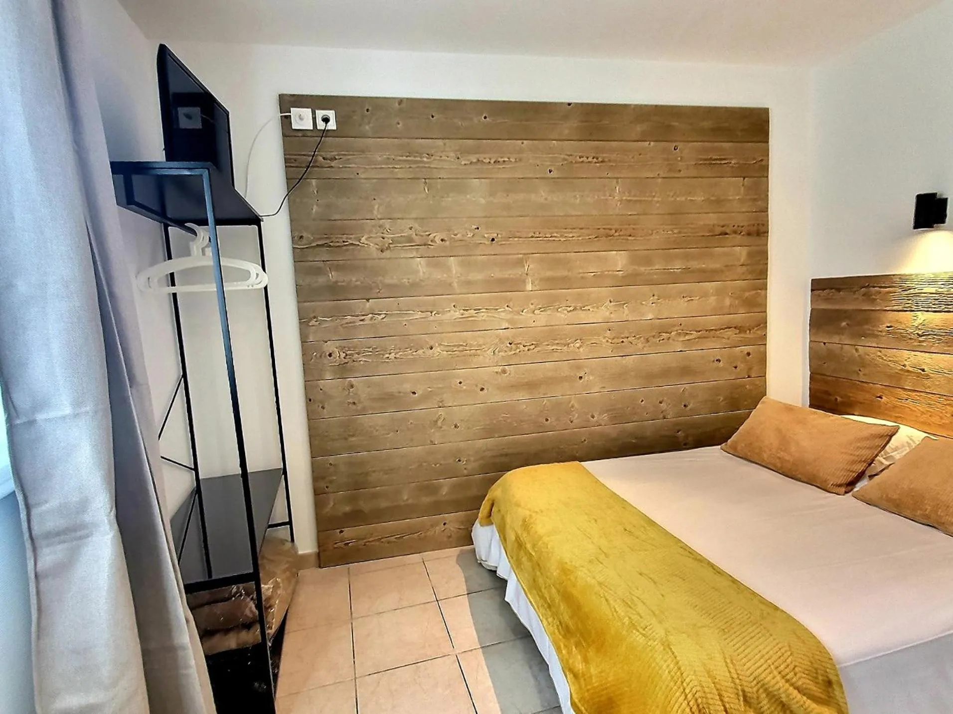 Bed in Atlantis Hôtel