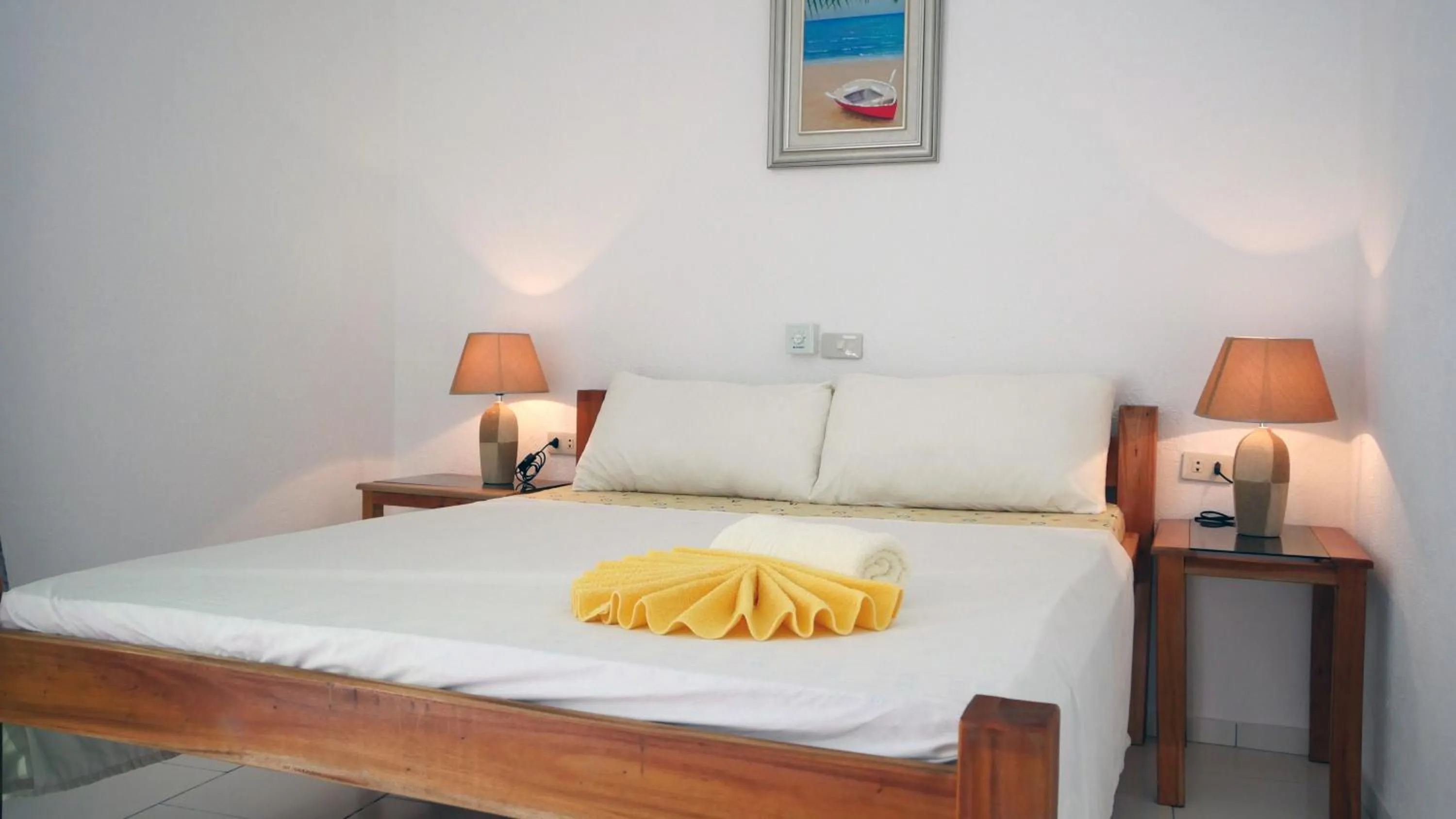 Bed in Alona Gecko Inn