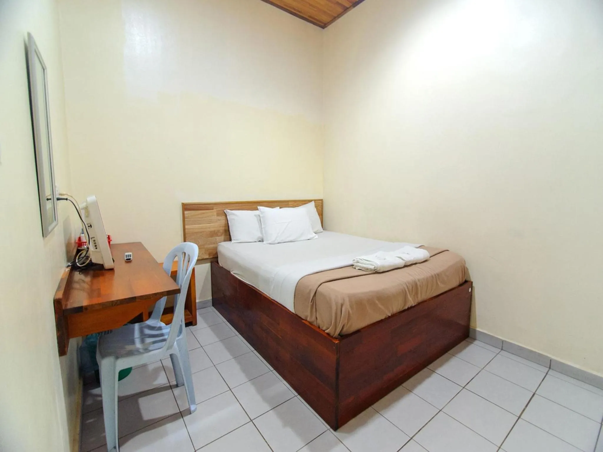 Photo of the whole room, Bed in Y&Z Hotel