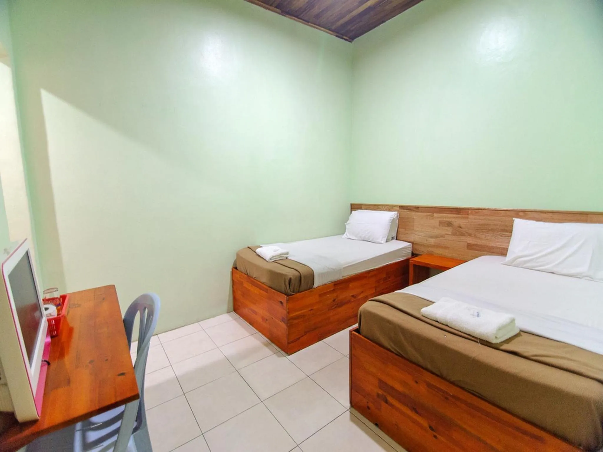 Photo of the whole room, Bed in Y&Z Hotel