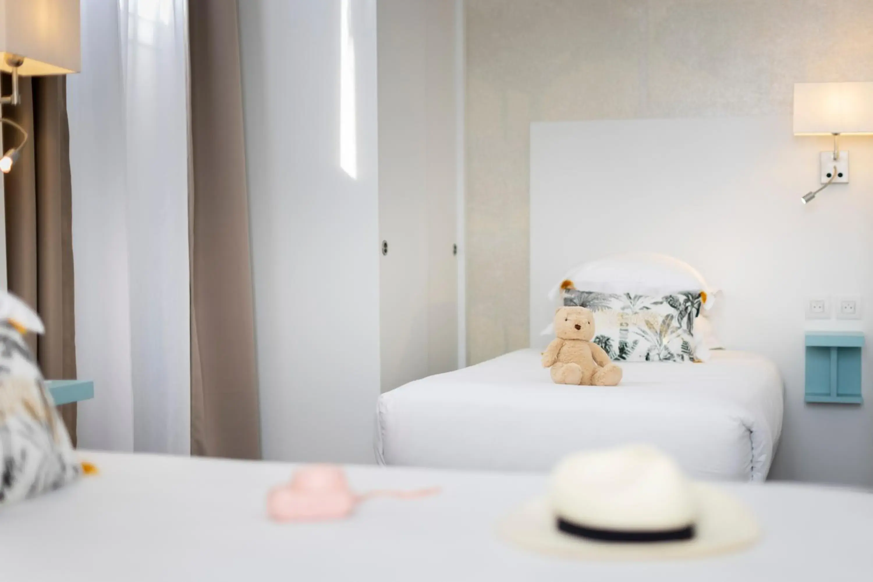 Bedroom, Bed in Hôtel Byakko Nice Bedroom, Bed in Hôtel Byakko Nice