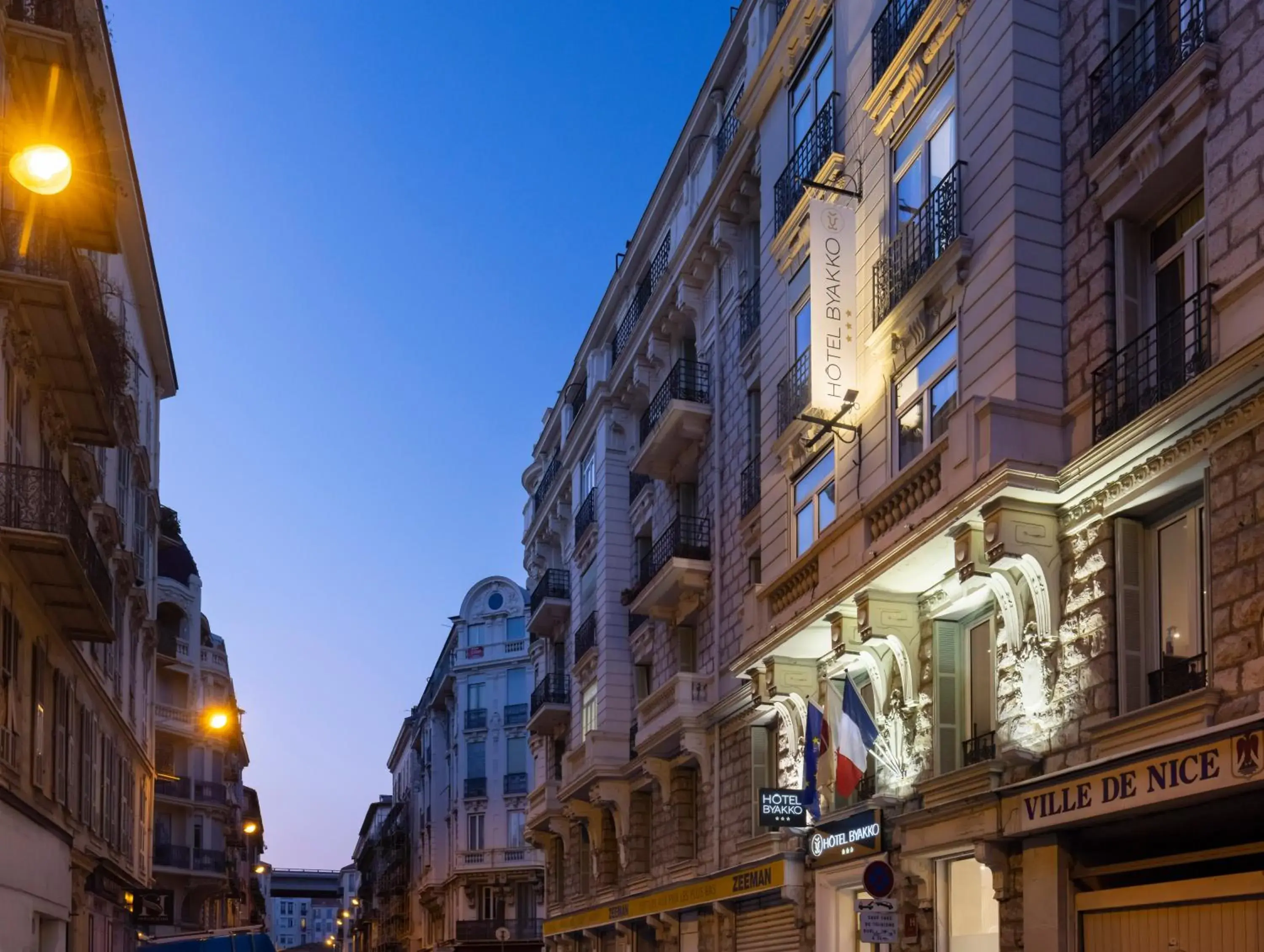 Property building in Hôtel Byakko Nice Property building in Hôtel Byakko Nice