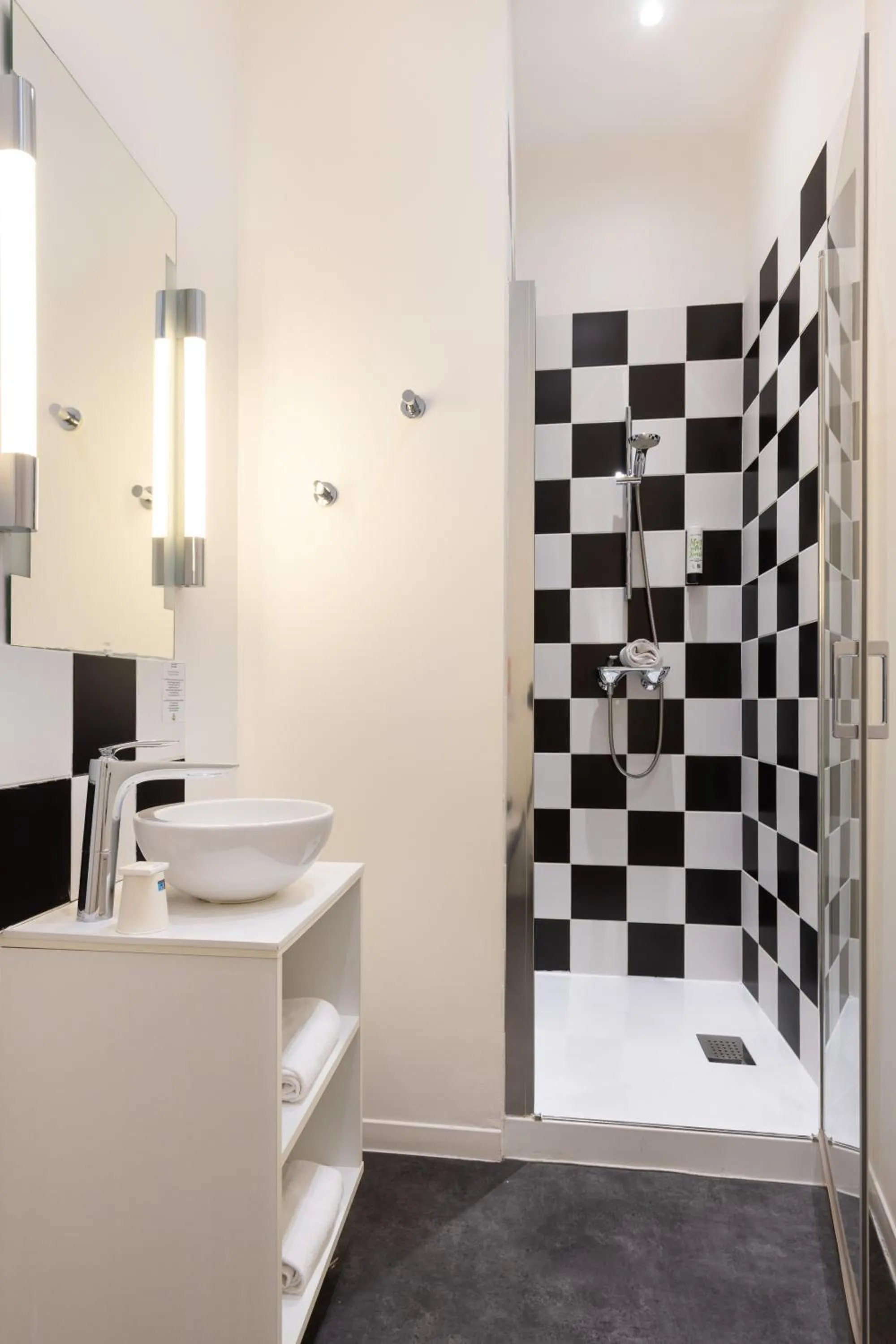 Shower in Hôtel Byakko Nice