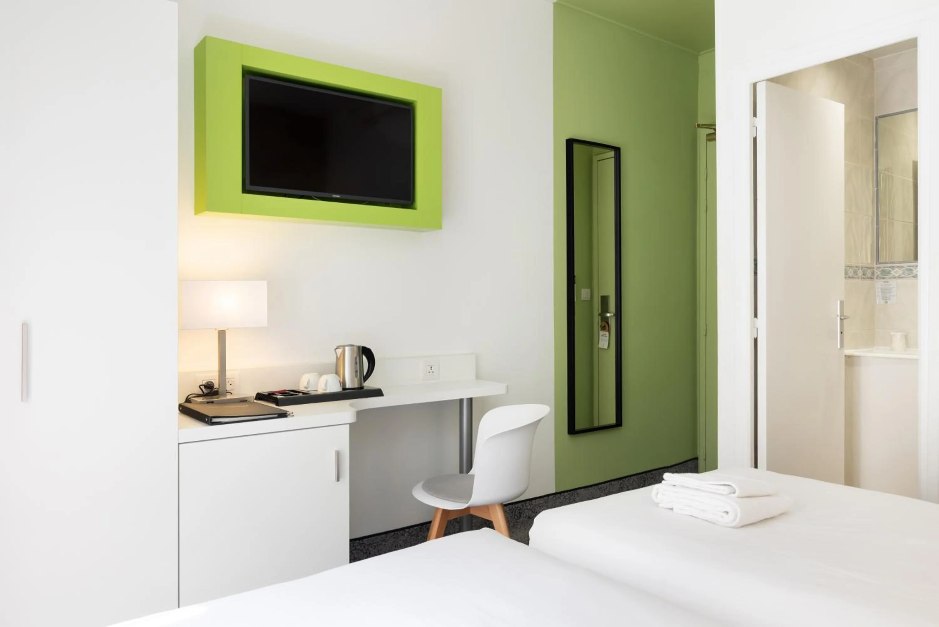 Bedroom, Bed in Hôtel Byakko Nice