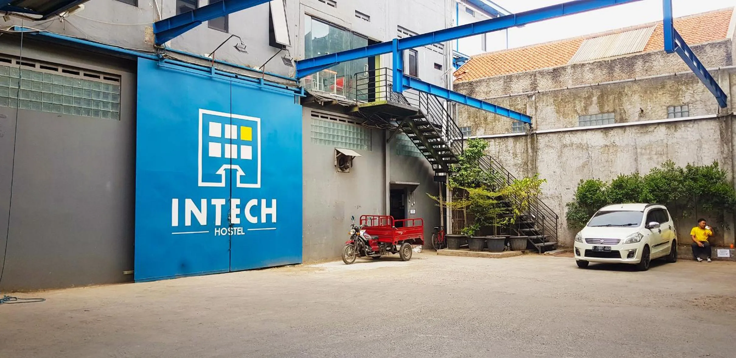 Facade/entrance in Intech Hostel