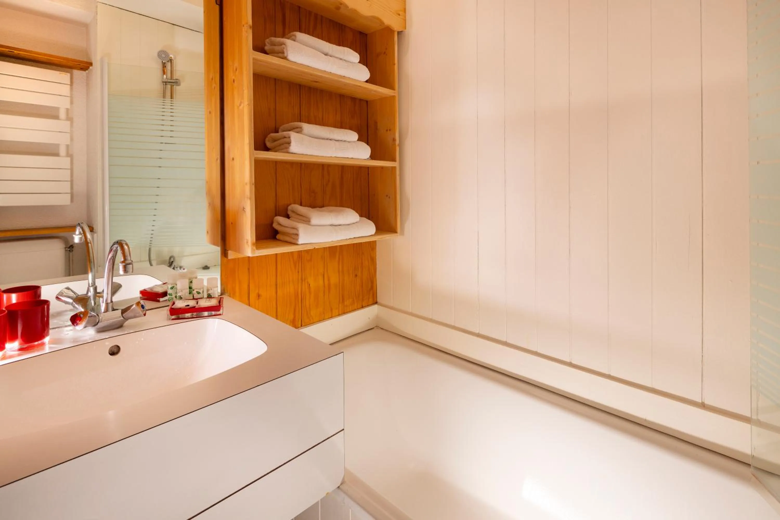 Bathroom in Hôtel du Bourg