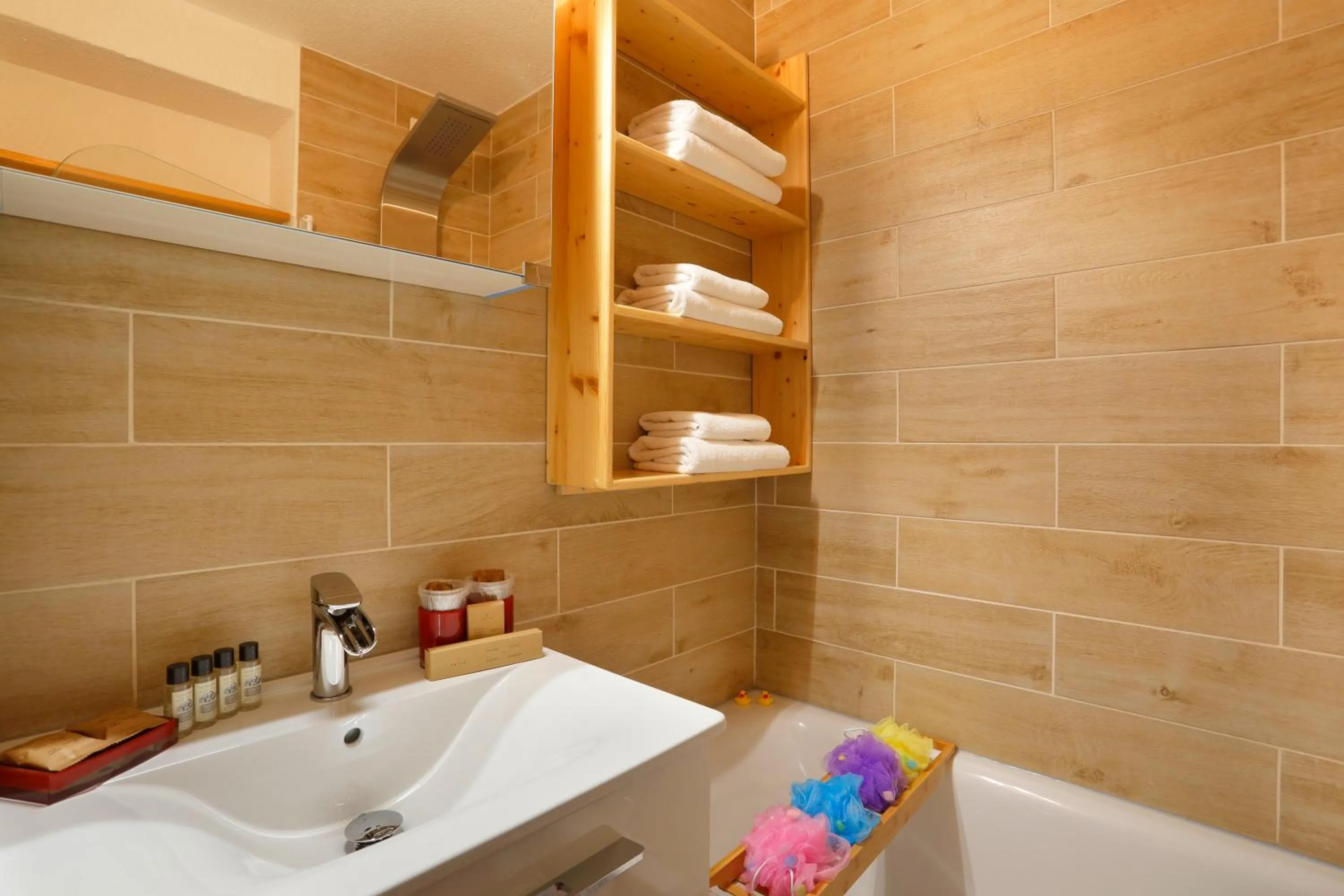 Bathroom in Hôtel du Bourg