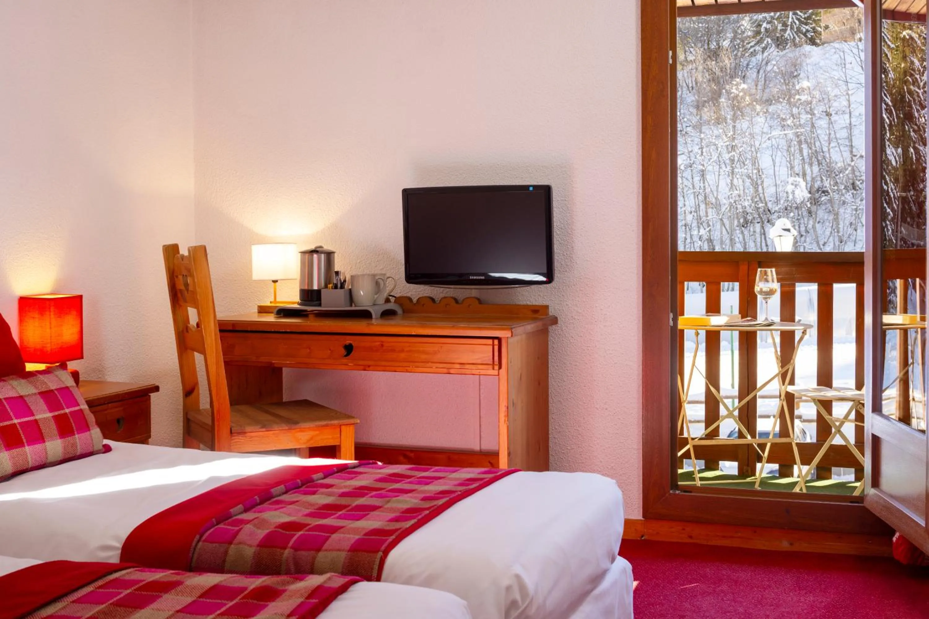 Balcony/Terrace, Bed in Hôtel du Bourg