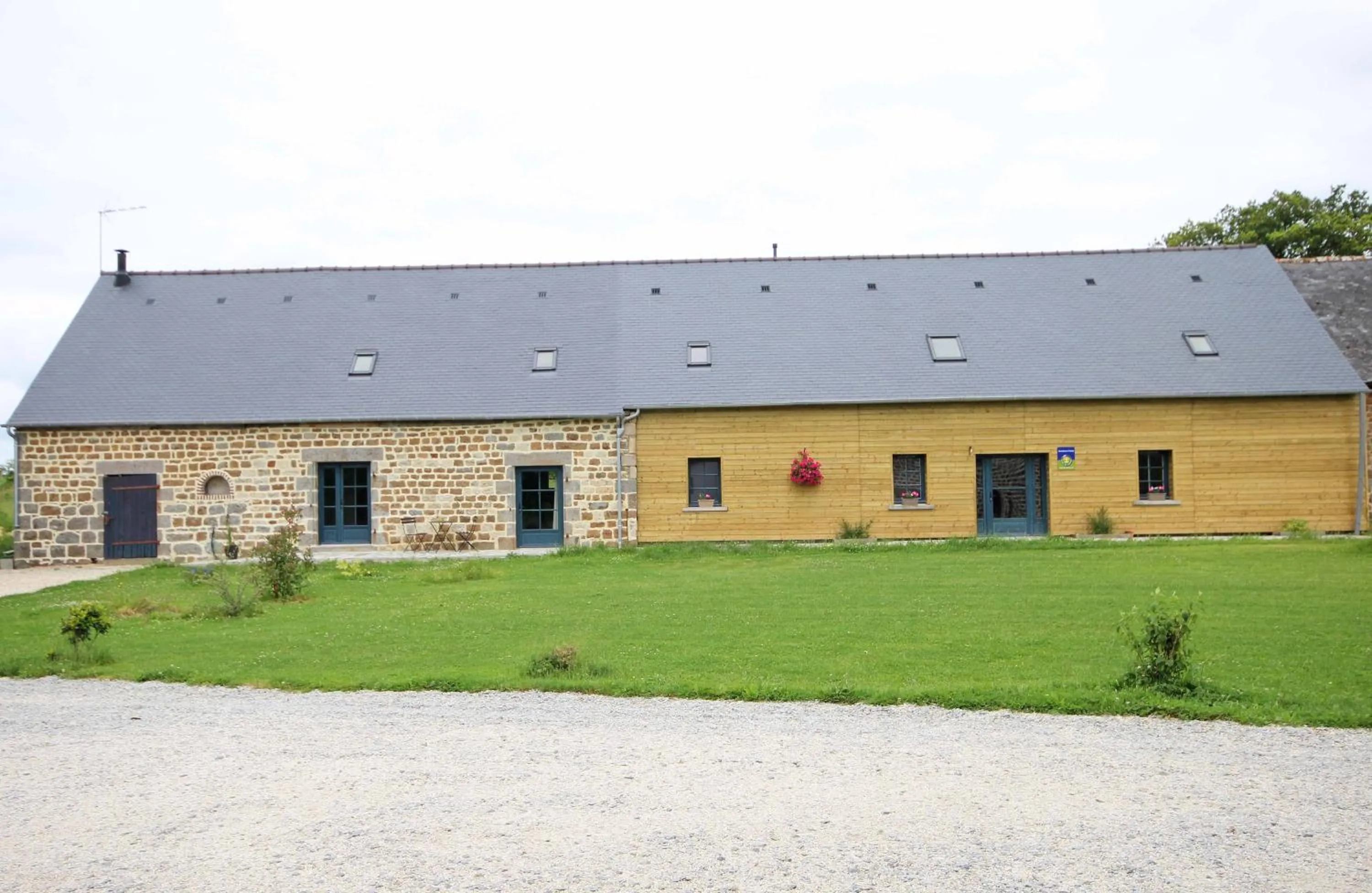 Facade/entrance in La Corbonniere