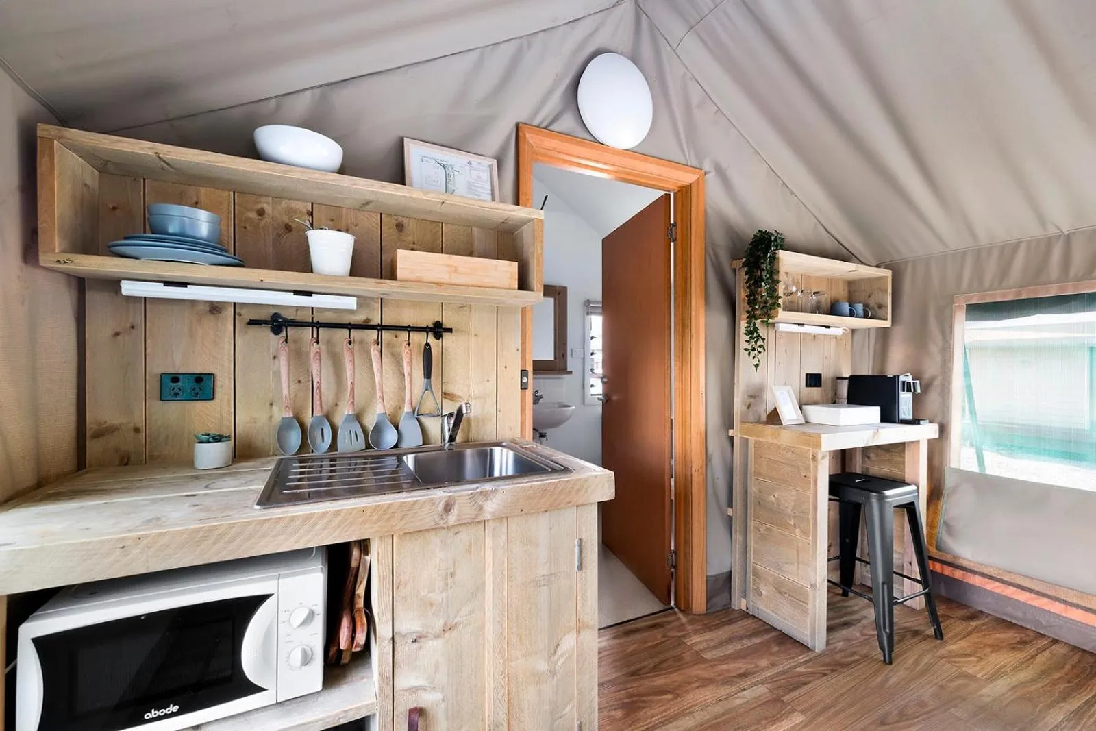 Kitchen or kitchenette in Scamander Sanctuary Holiday Park