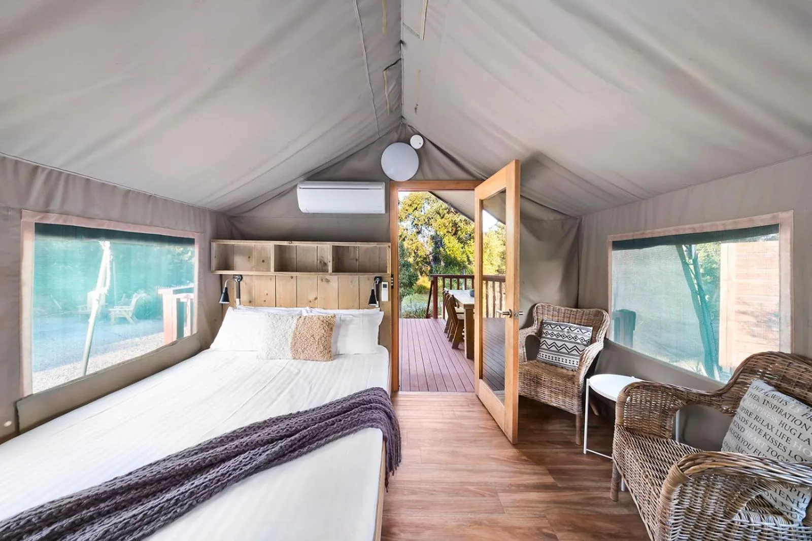 Photo of the whole room, Bed in Scamander Sanctuary Holiday Park