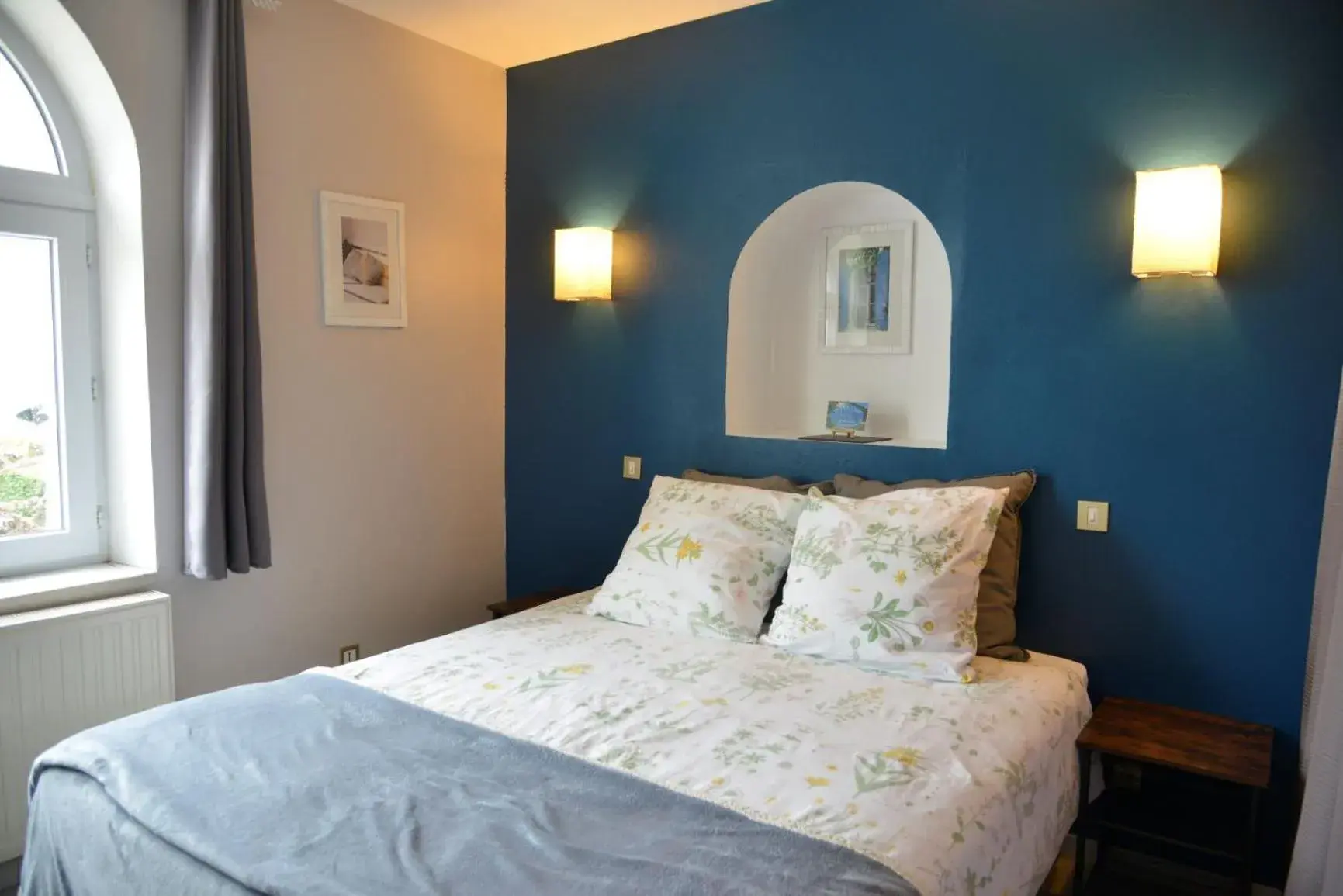 Deluxe Double Room with Bath in Au Grand Bonheur Deluxe Double Room with Bath in Au Grand Bonheur