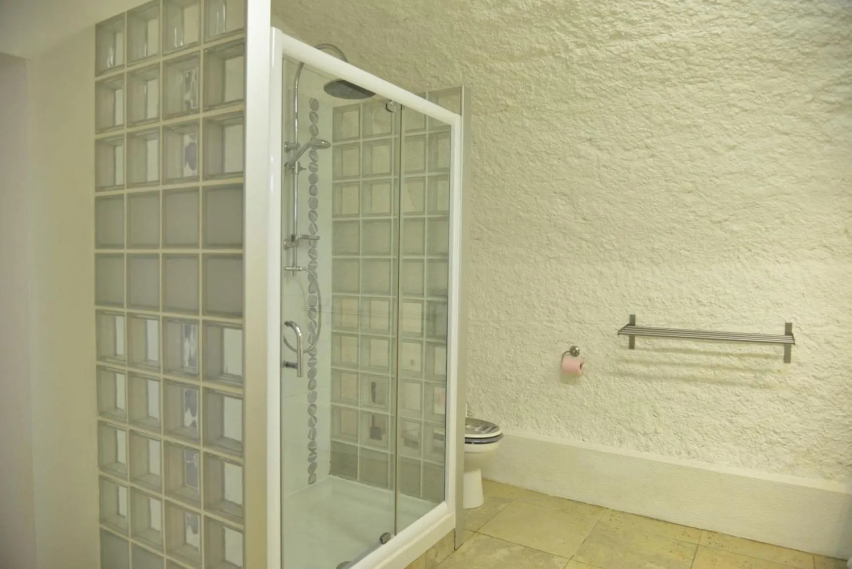 Shower in Au Grand Bonheur