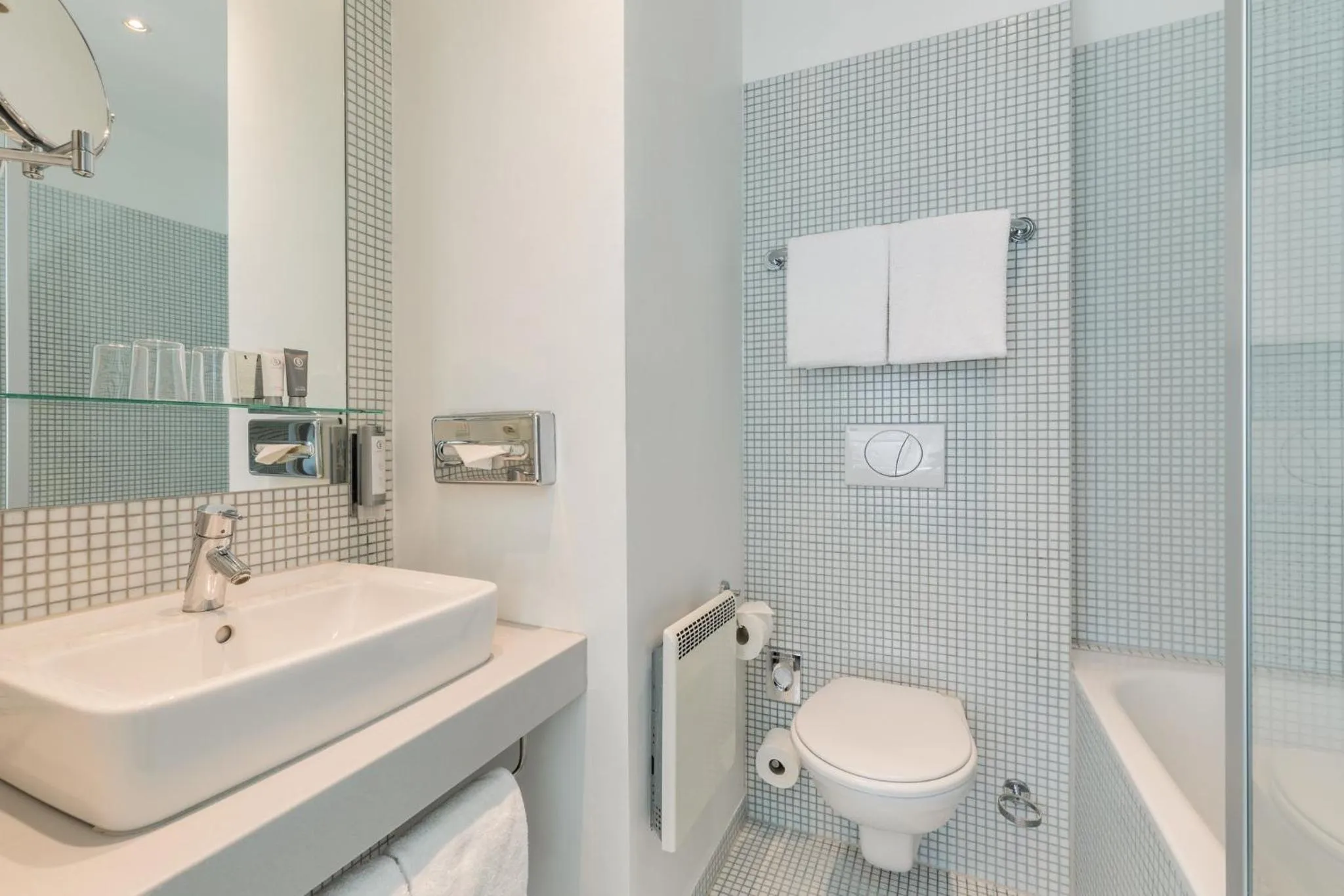Bathroom in Garner Hotel Berlin - Gendarmenmarkt by IHG
