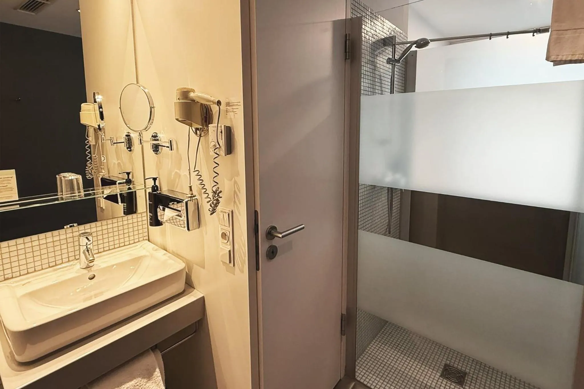 Bathroom in Garner Hotel Berlin - Gendarmenmarkt by IHG