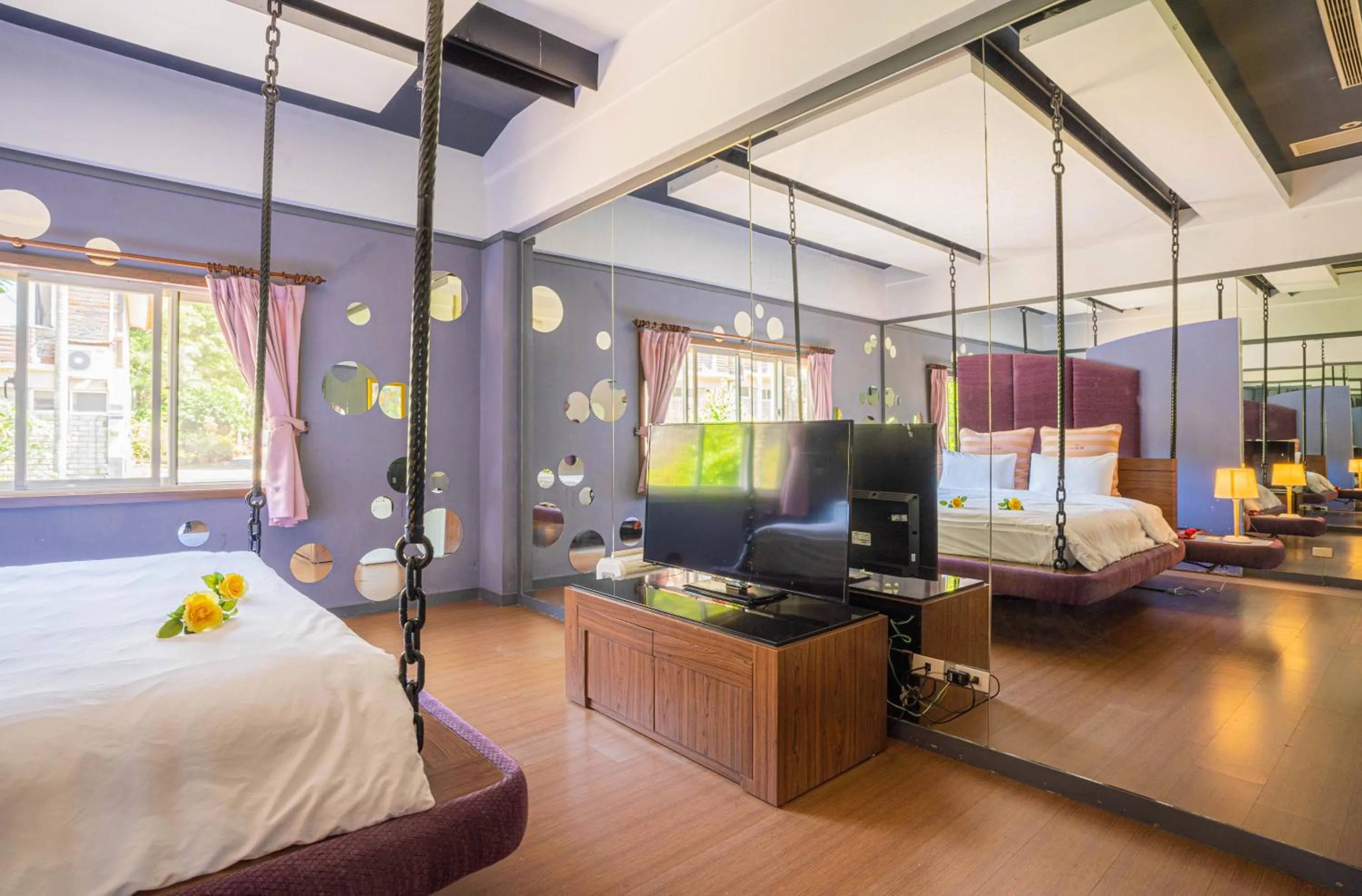 Seating area, Bed in Regale Motel