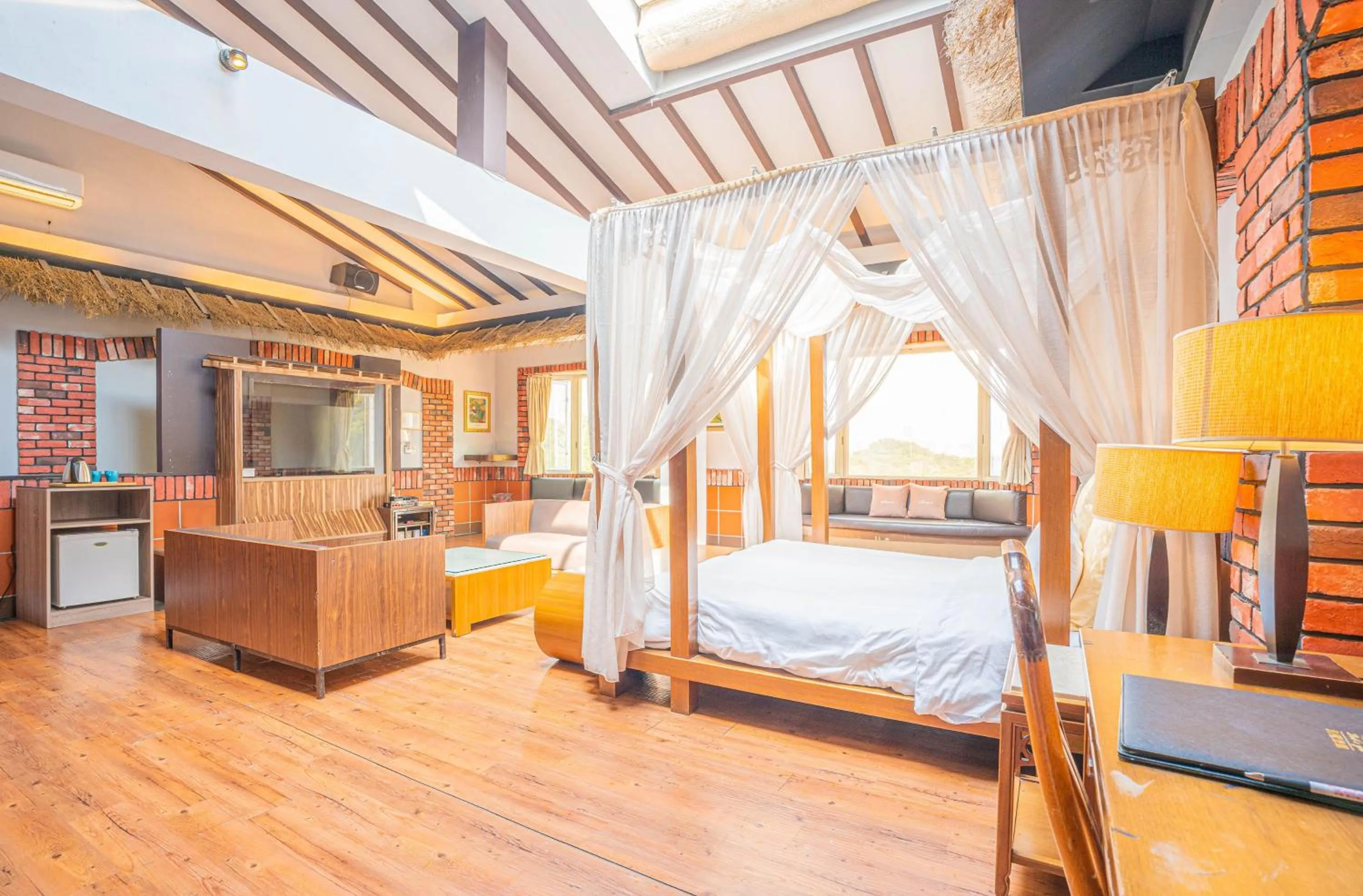 Bedroom, Bed in Regale Motel