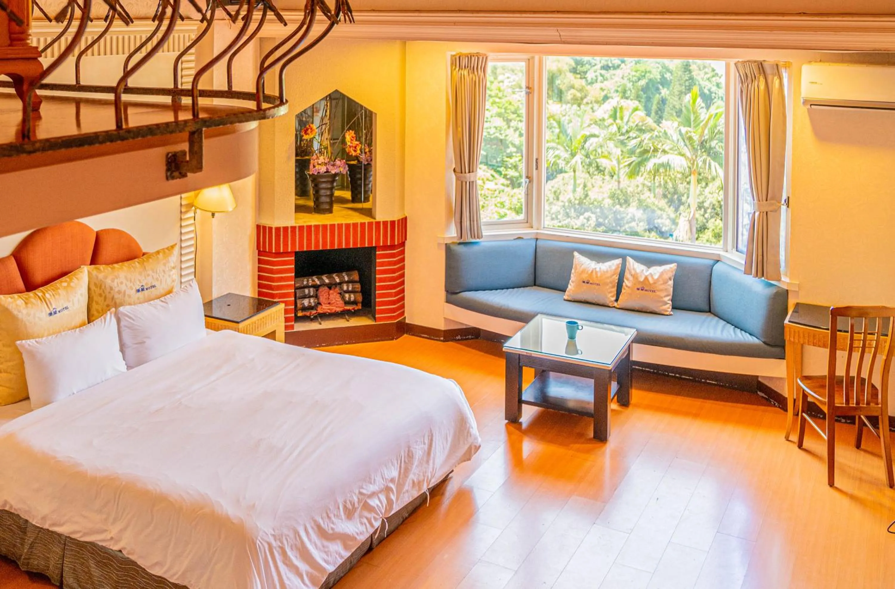 Bedroom, Bed in Regale Motel