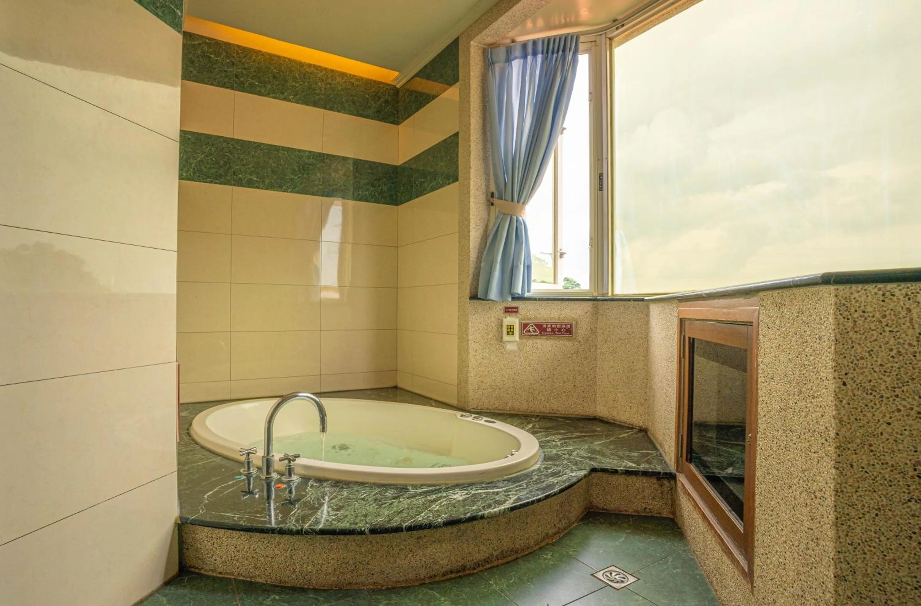 Hot Tub in Regale Motel