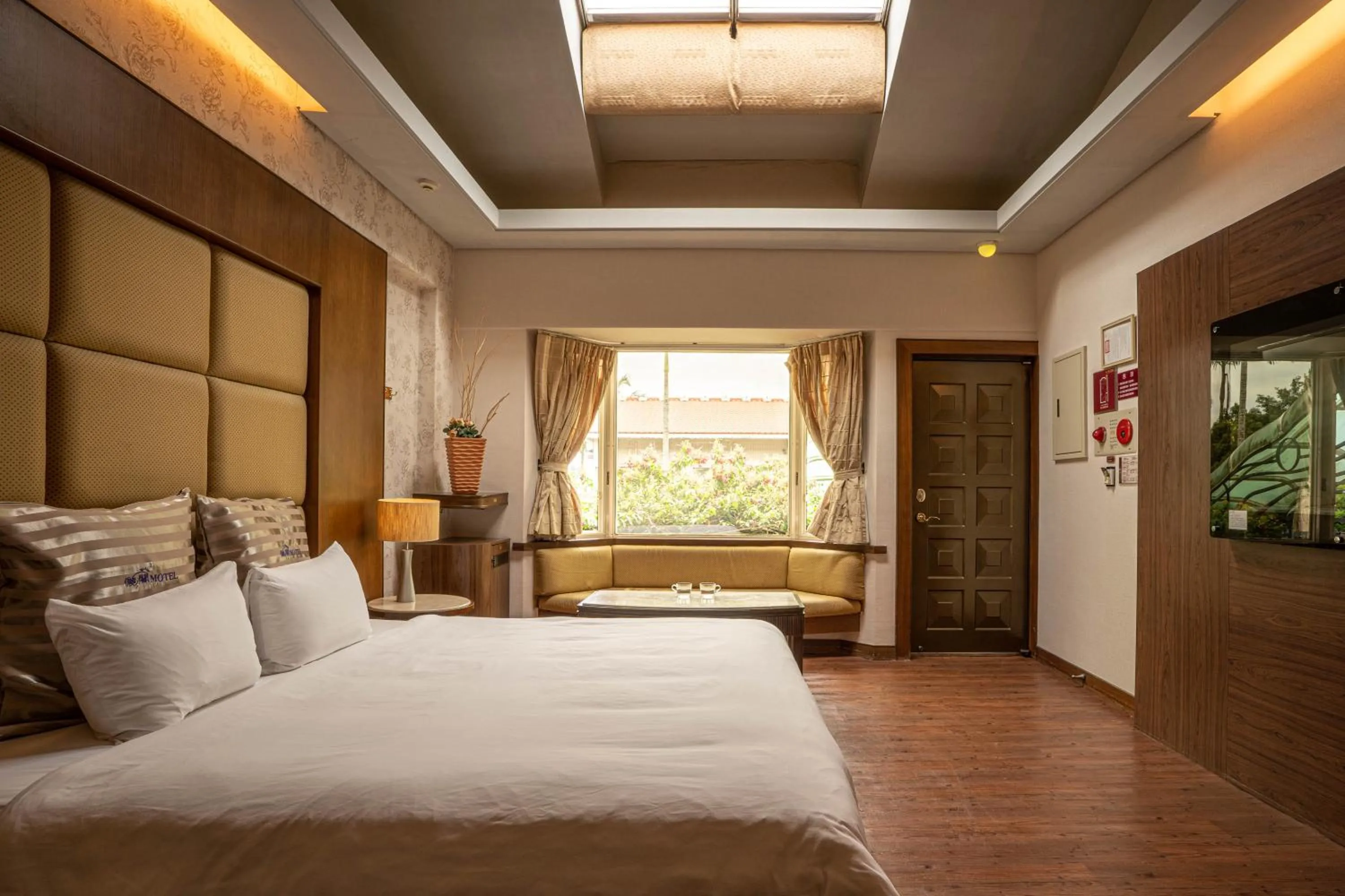 Bedroom, Bed in Regale Motel