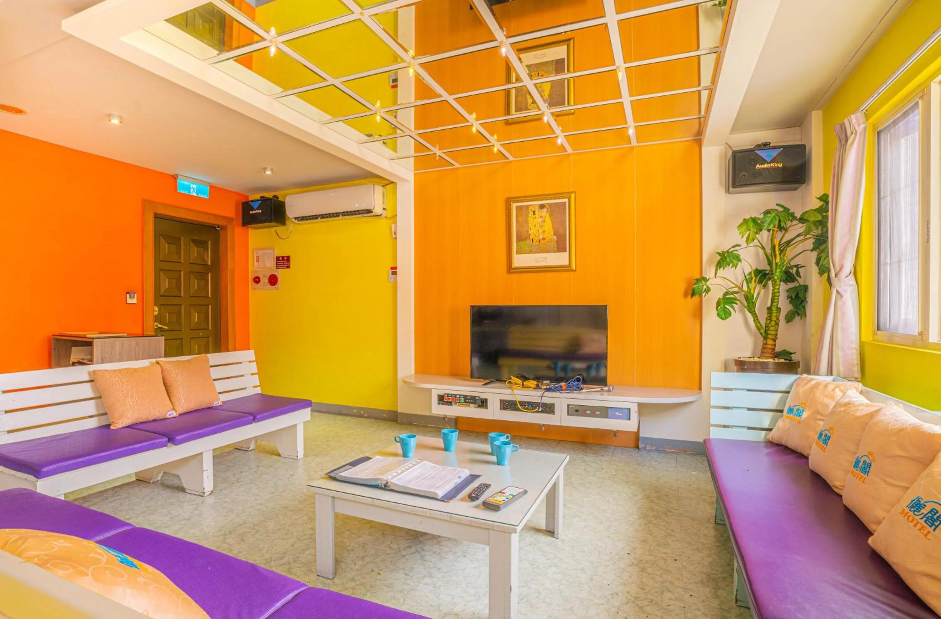 Living room in Regale Motel