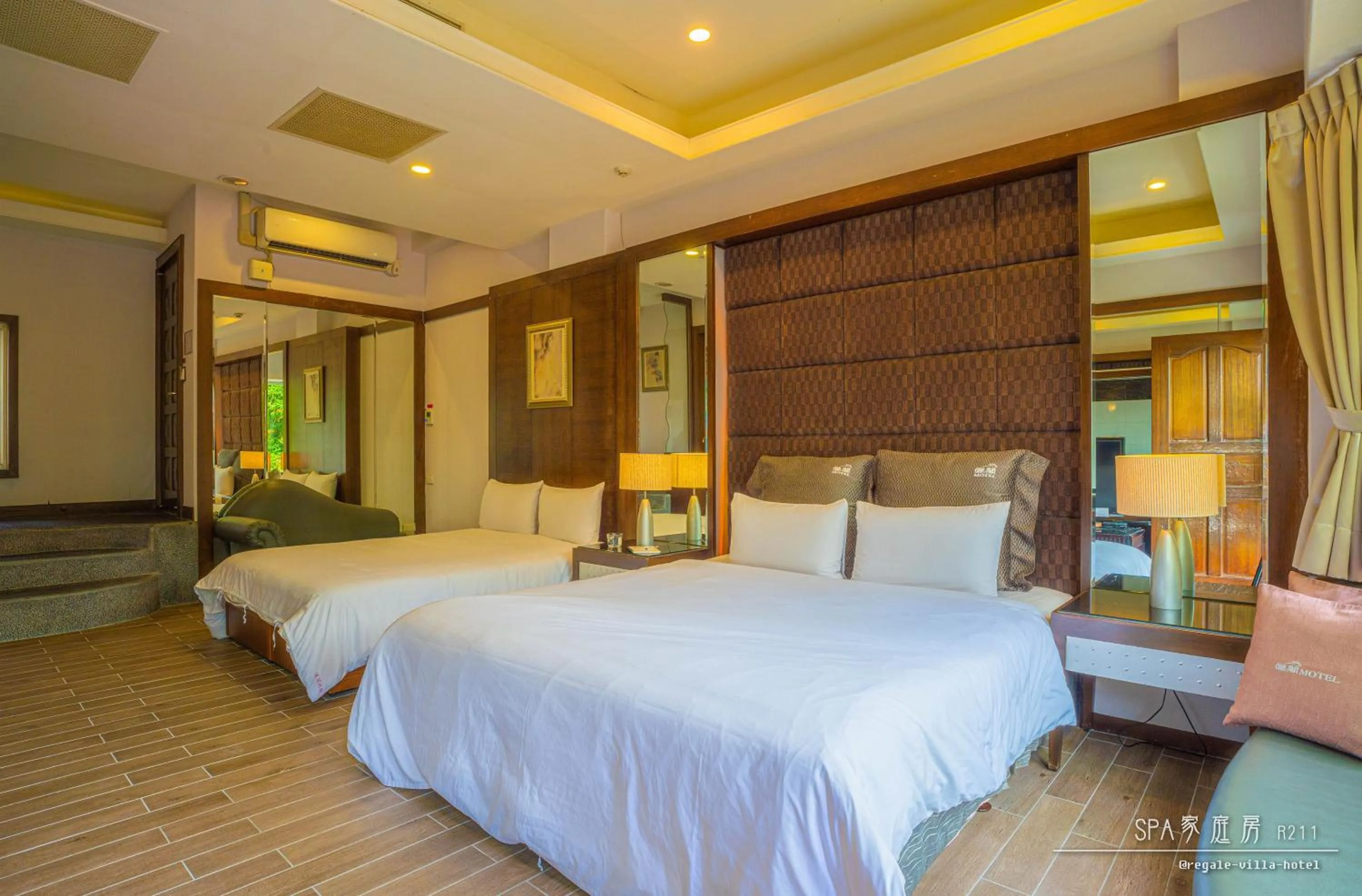 Bedroom, Bed in Regale Motel