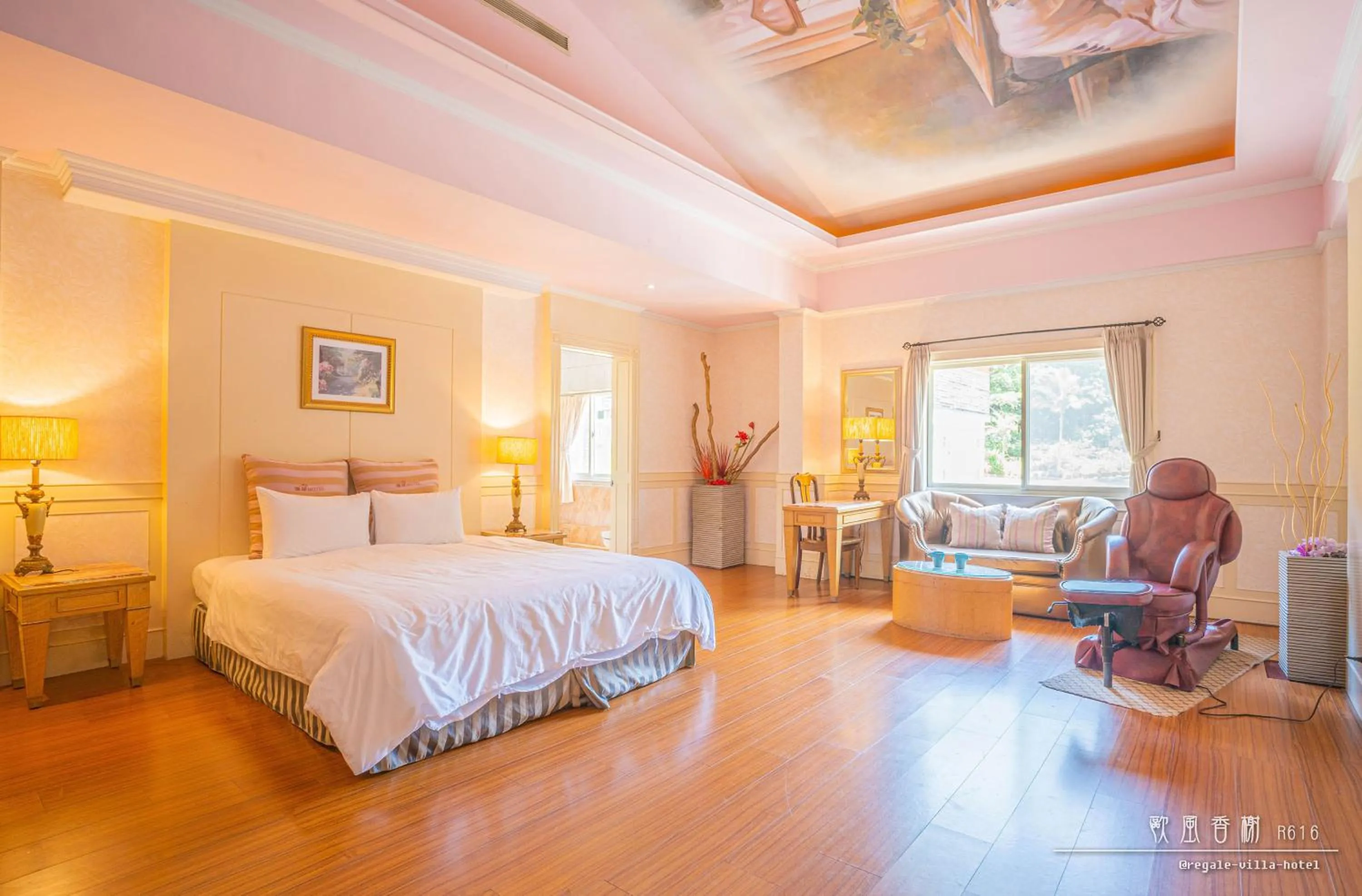 Seating area, Bed in Regale Motel