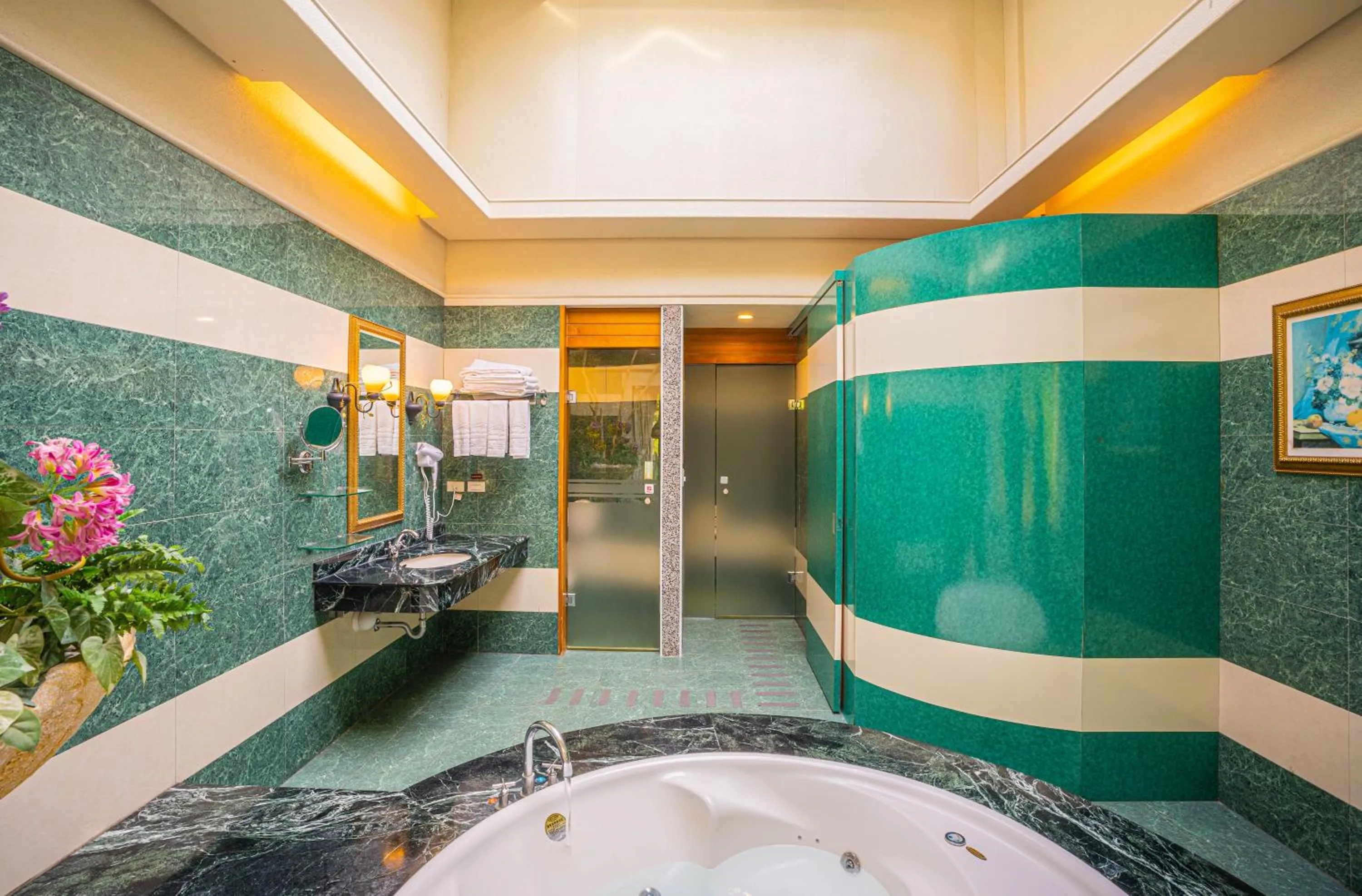 Bathroom in Regale Motel