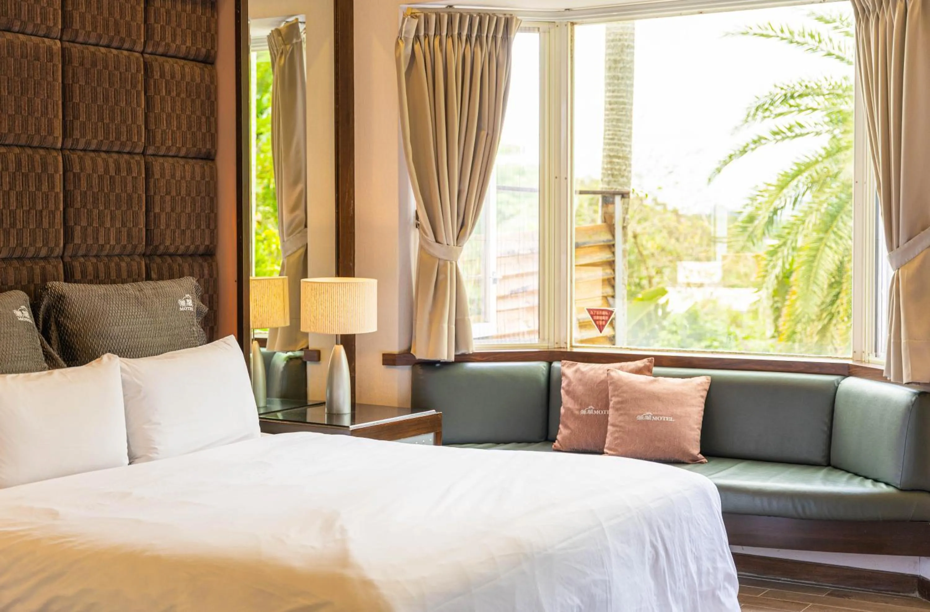 Bedroom, Bed in Regale Motel