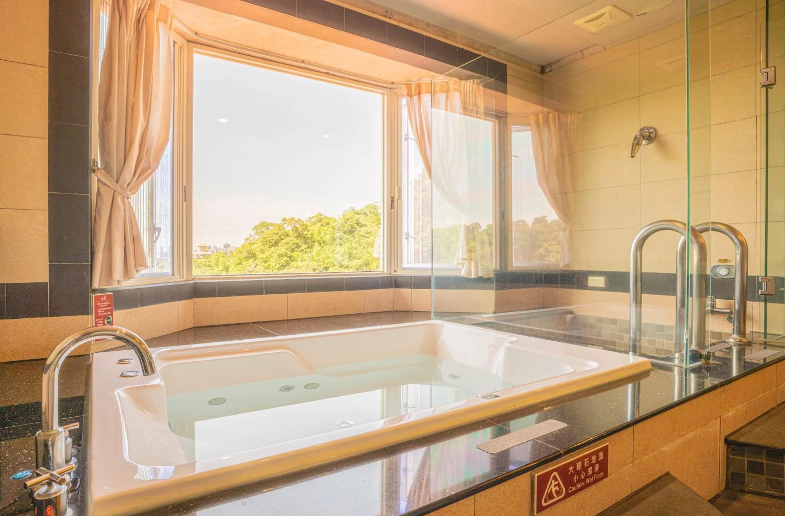 Hot Tub in Regale Motel