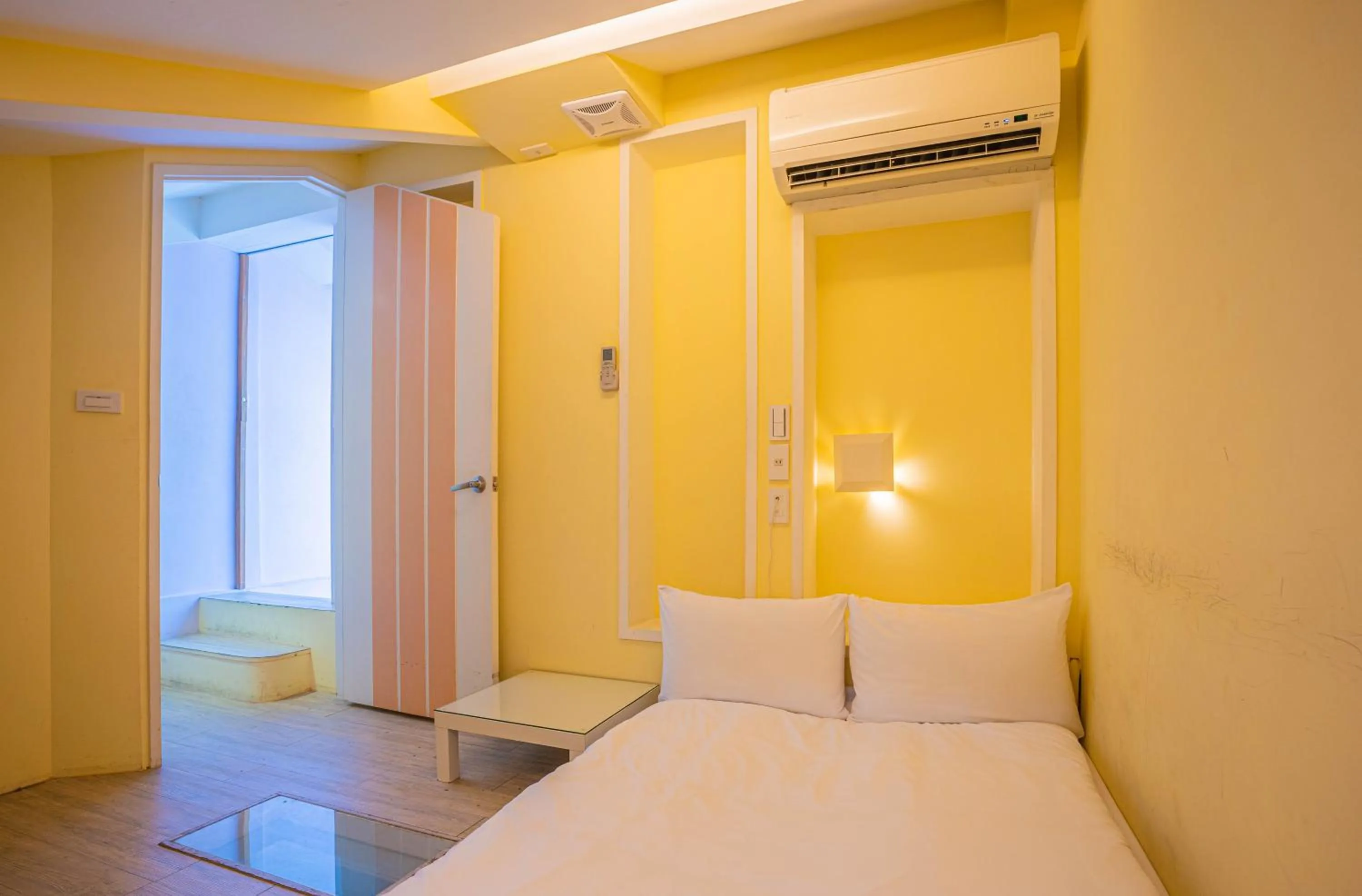 Bedroom, Bed in Regale Motel