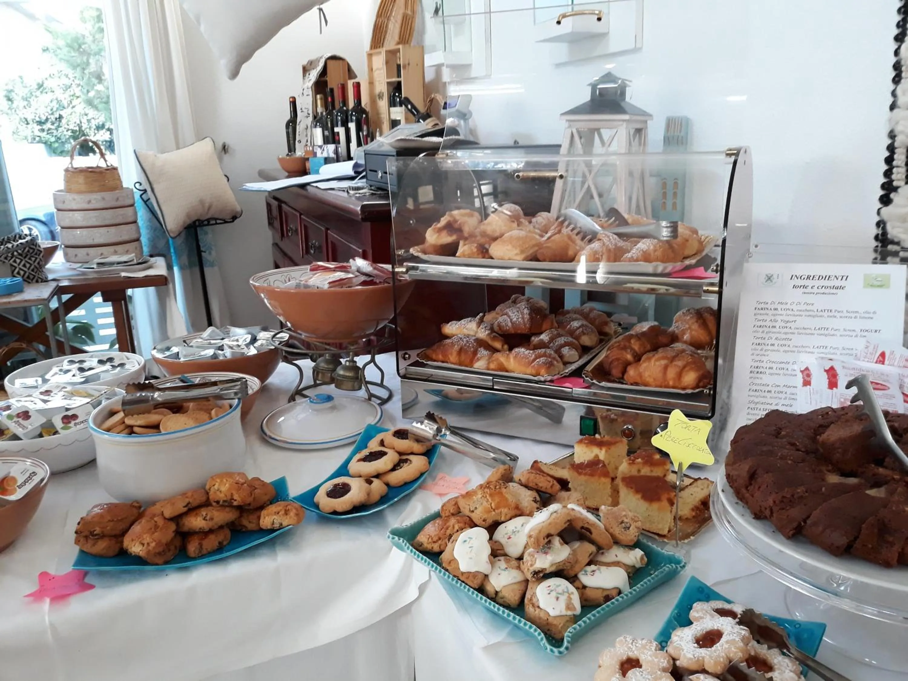 Food and drinks in Hotel S'Ortale Possibilità di Parcheggio interno e Ristorante all'aperto