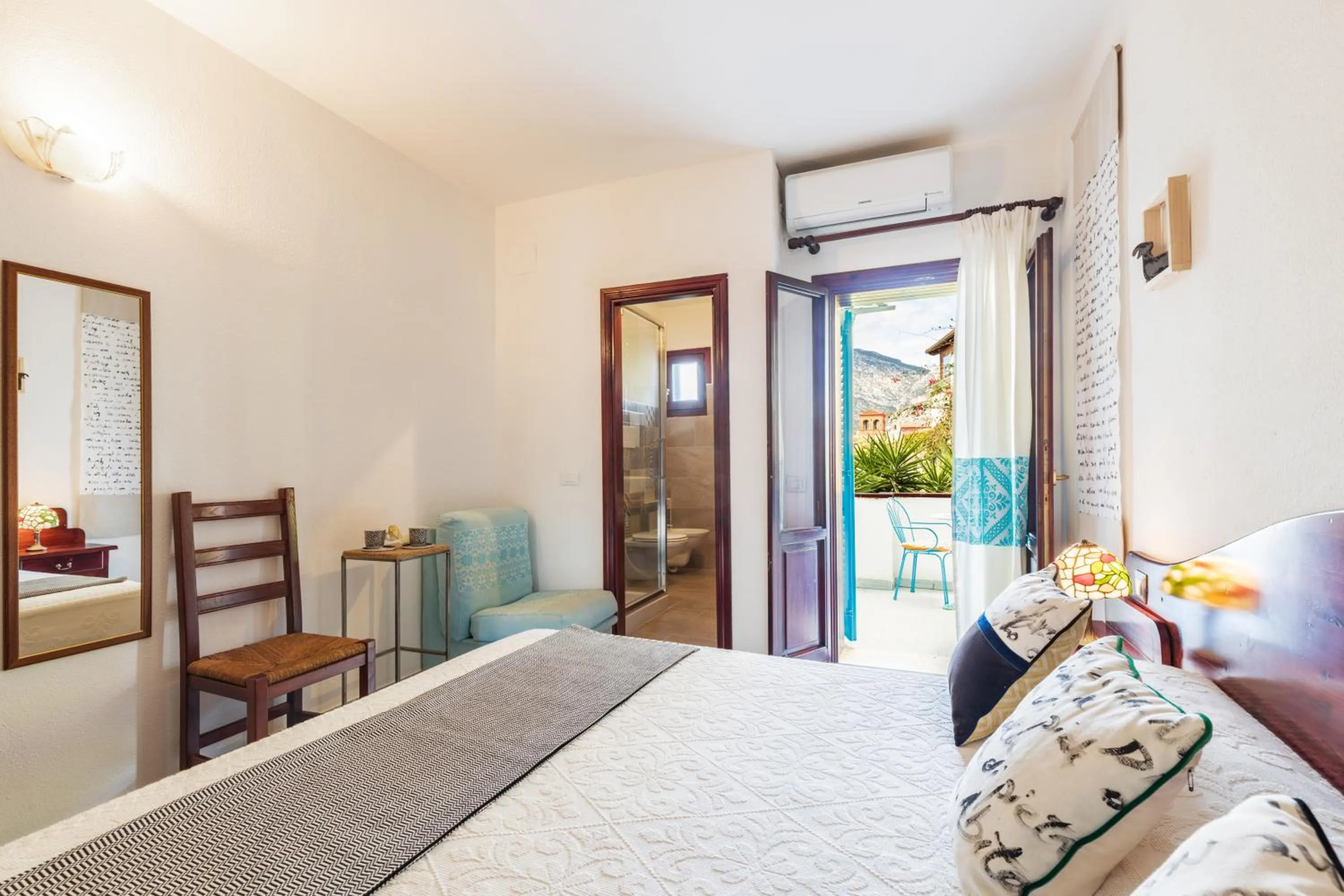 Bathroom, Bed in Hotel S'Ortale Possibilità di Parcheggio interno e Ristorante all'aperto